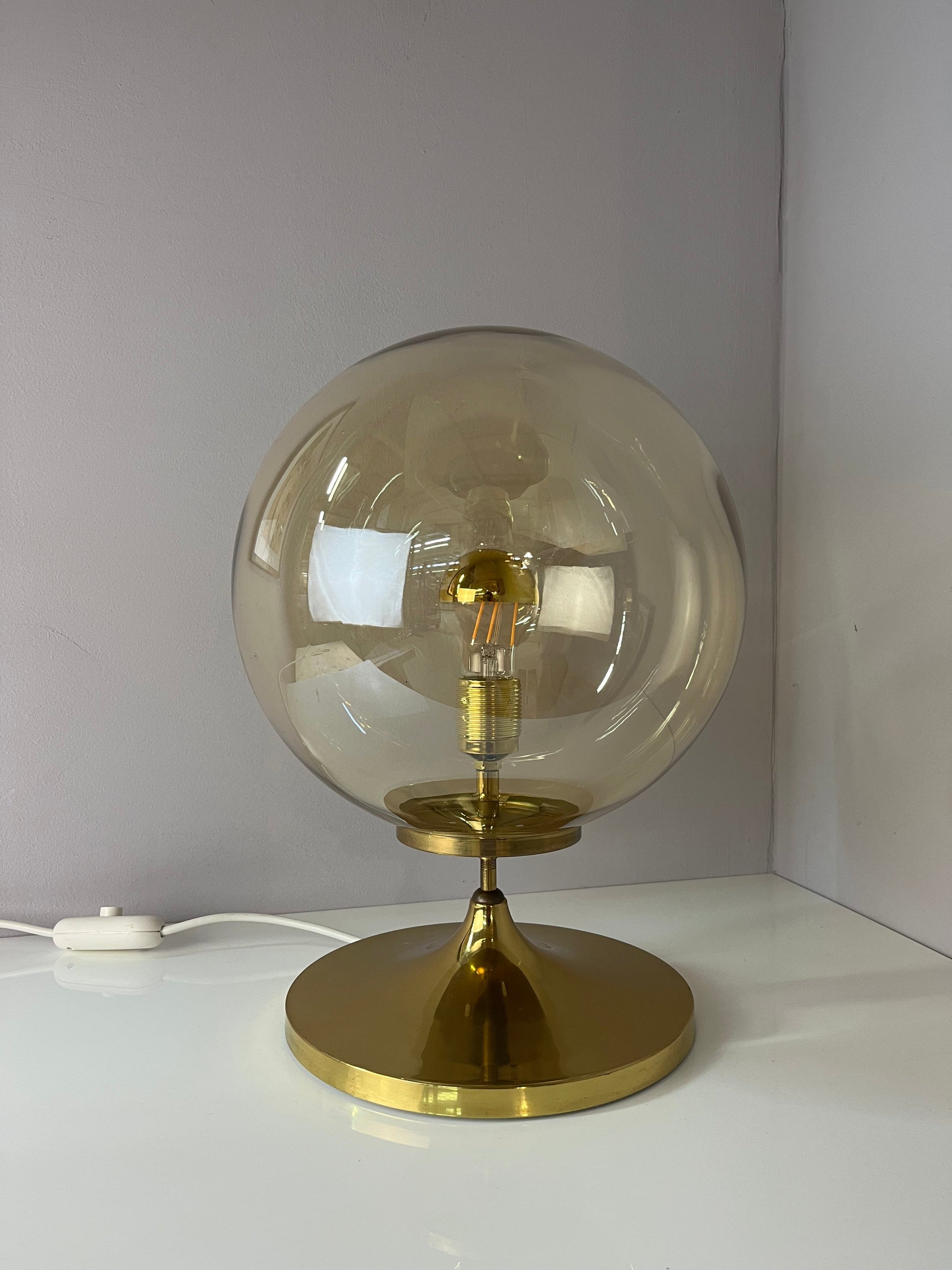 Vintage Tischlampe mit Glaskugel und Messingfuß