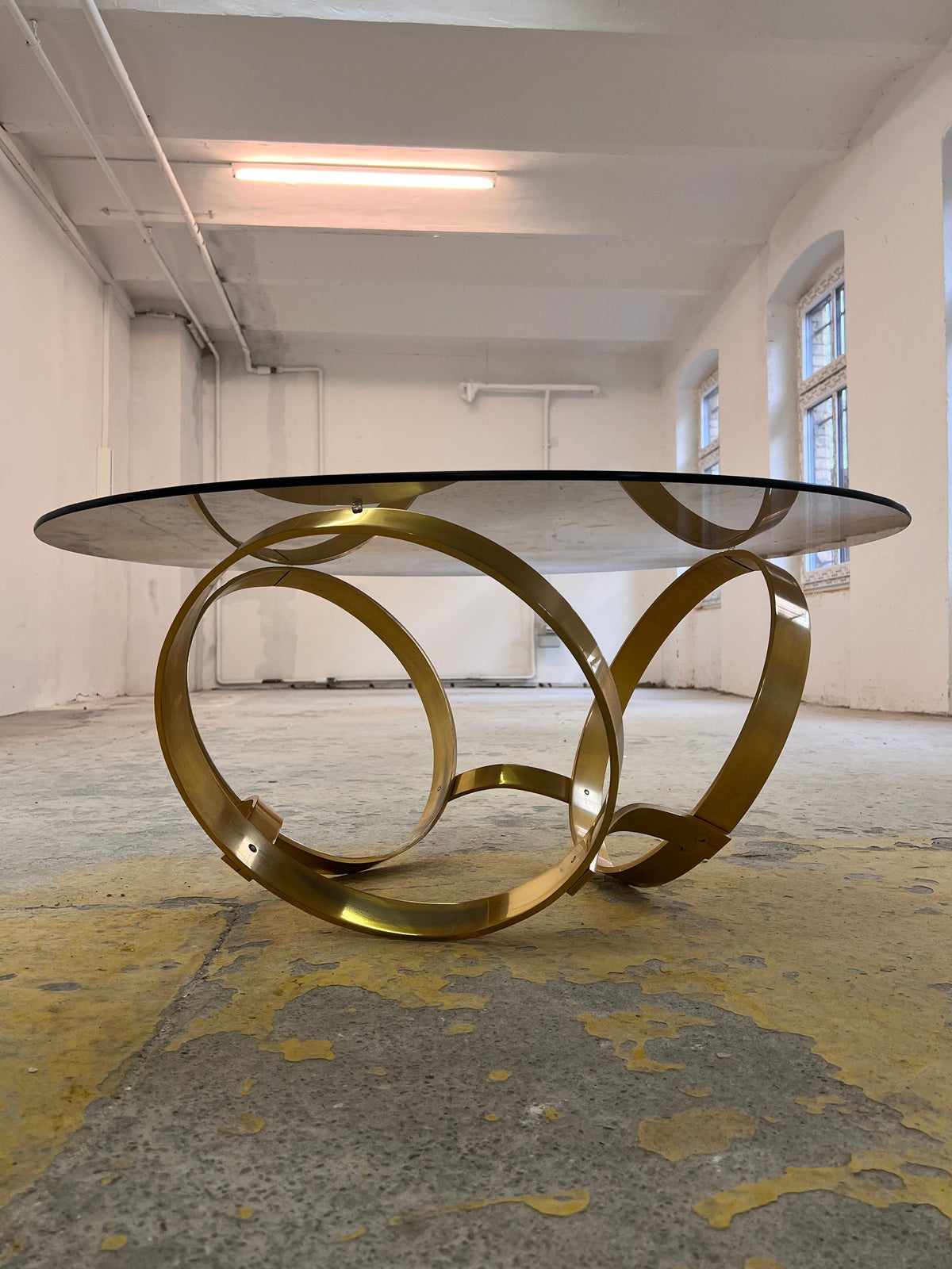 Vintage Couchtisch rund Hesterberg von Knut Hesterberg für Ronald Schmitt mit Messinggestell und Rauchglas