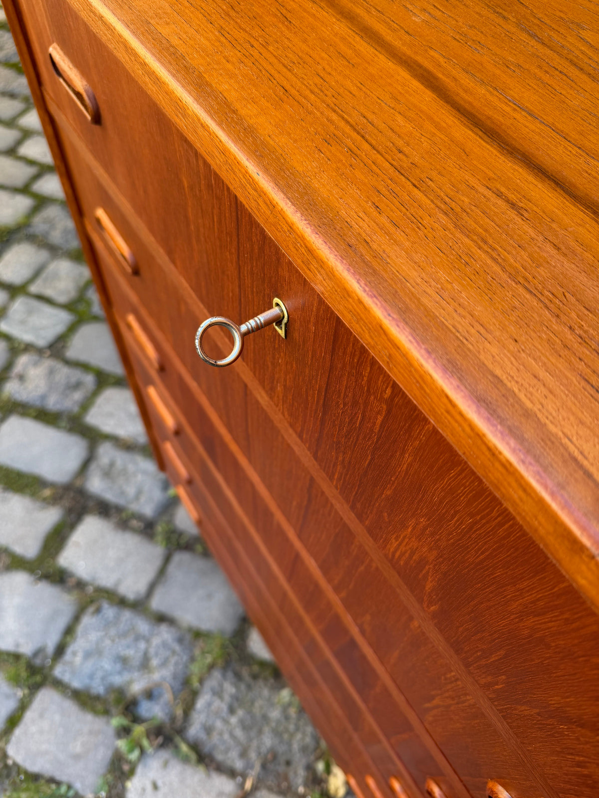 Teak Kommode mit Griffmulden und Schloss aus Dänemark