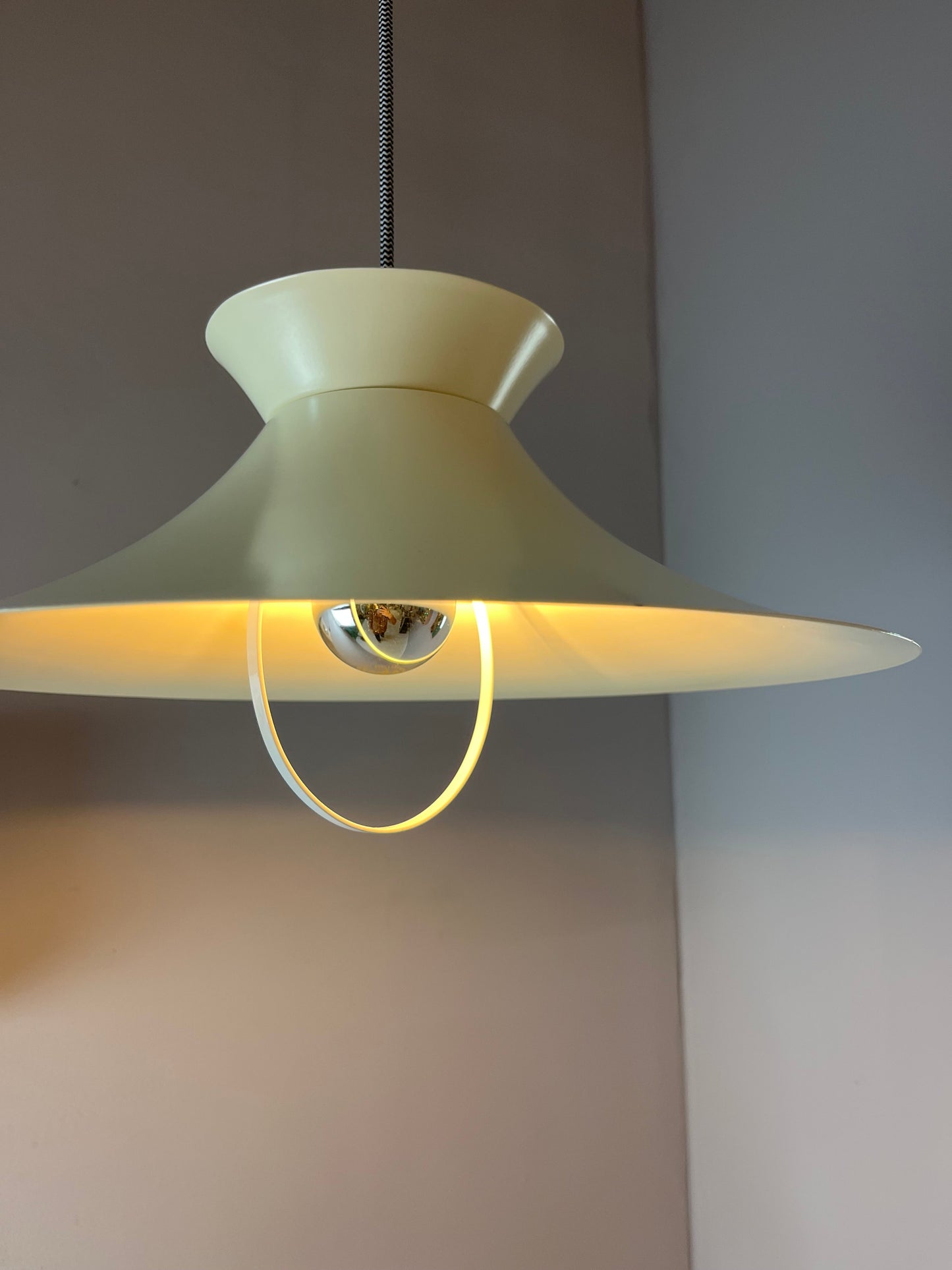 Vintage Hängelampe weiß aus Dänemark