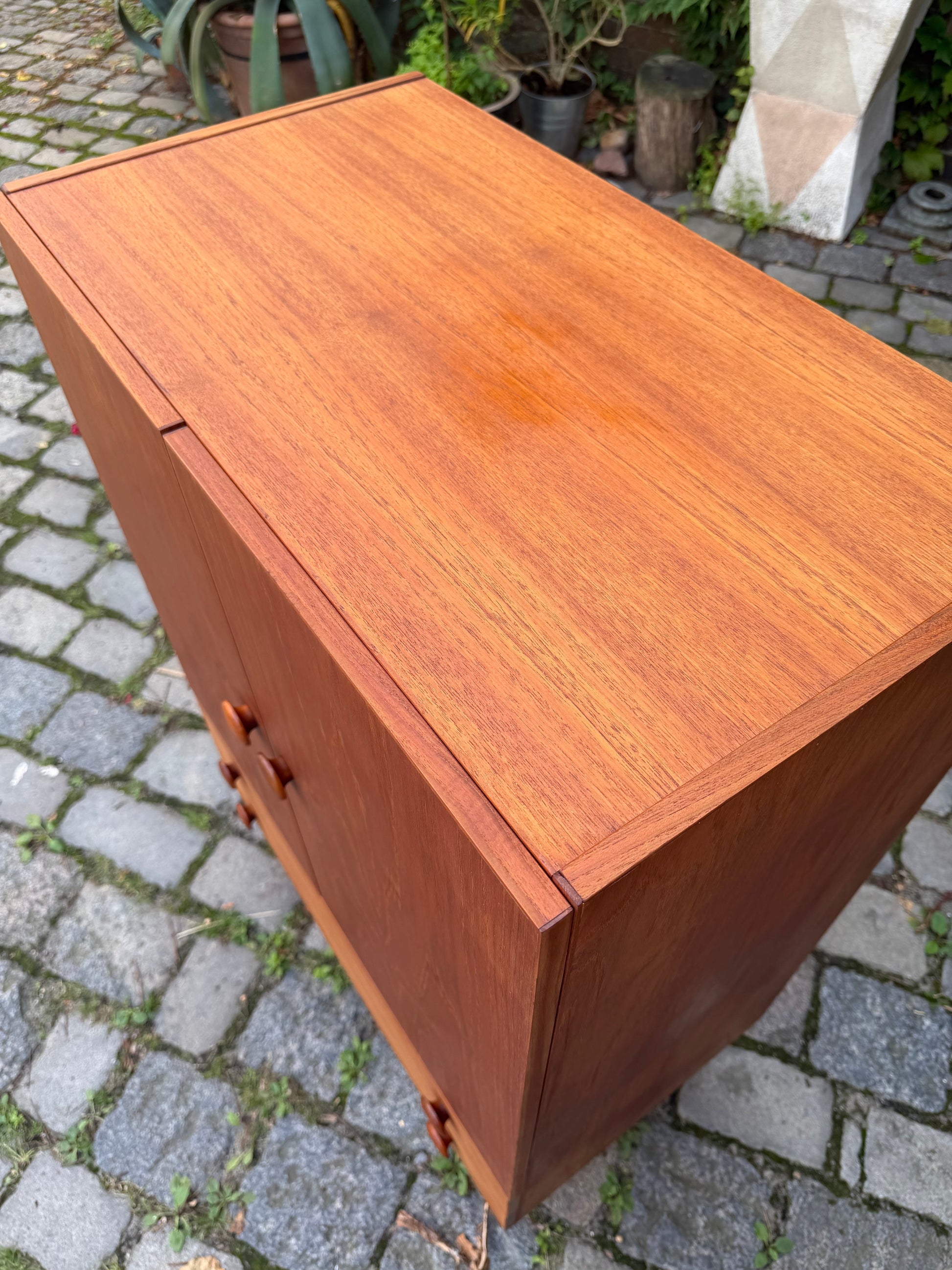 Vintage Kommode Teak mit runden Griffen aus Dänemark