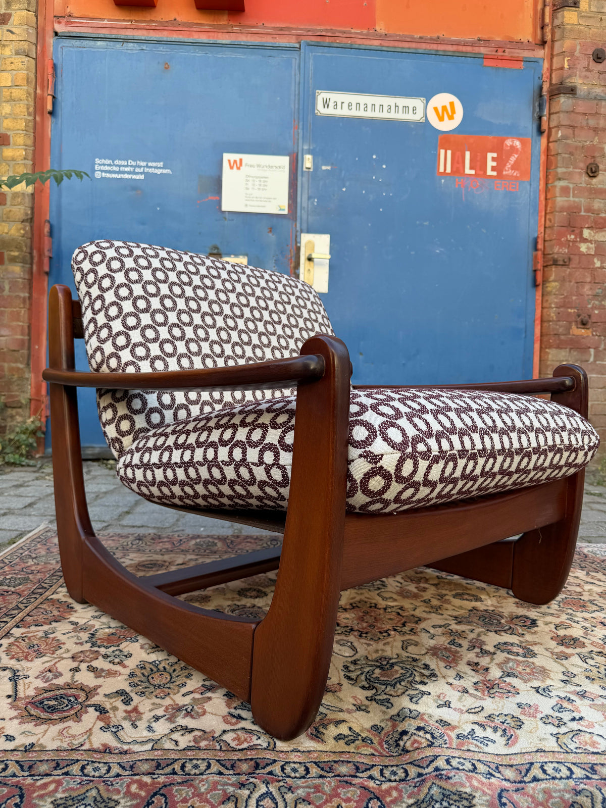 Sessel Mahagoni Brutalismus mit aubergine Kreismuster