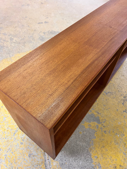 Vintage Regal Teak auf Hairpinlegs von rt Möbel