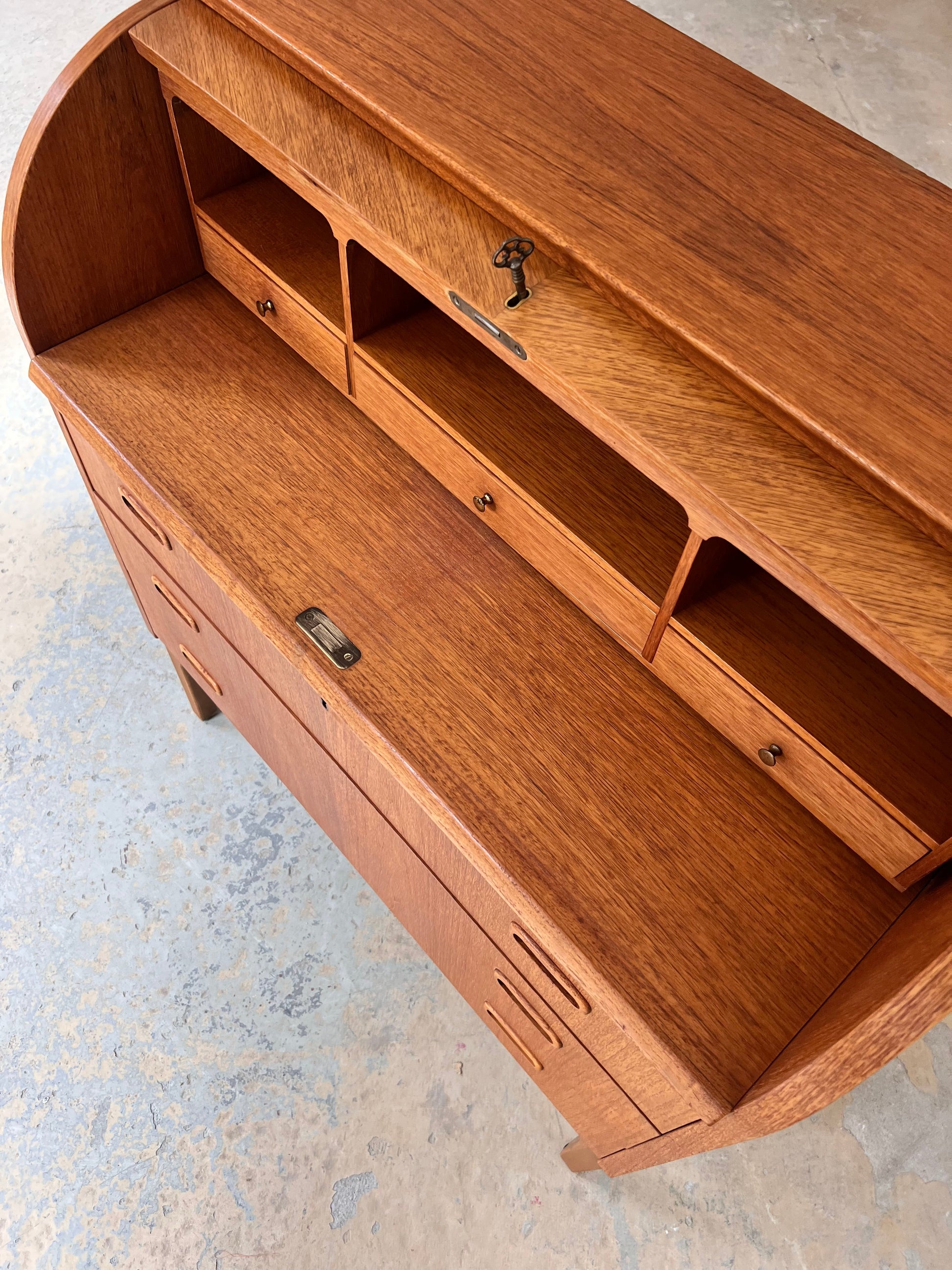Vintage Sekretär Teak halbrund mit Schloss aus Dänemark