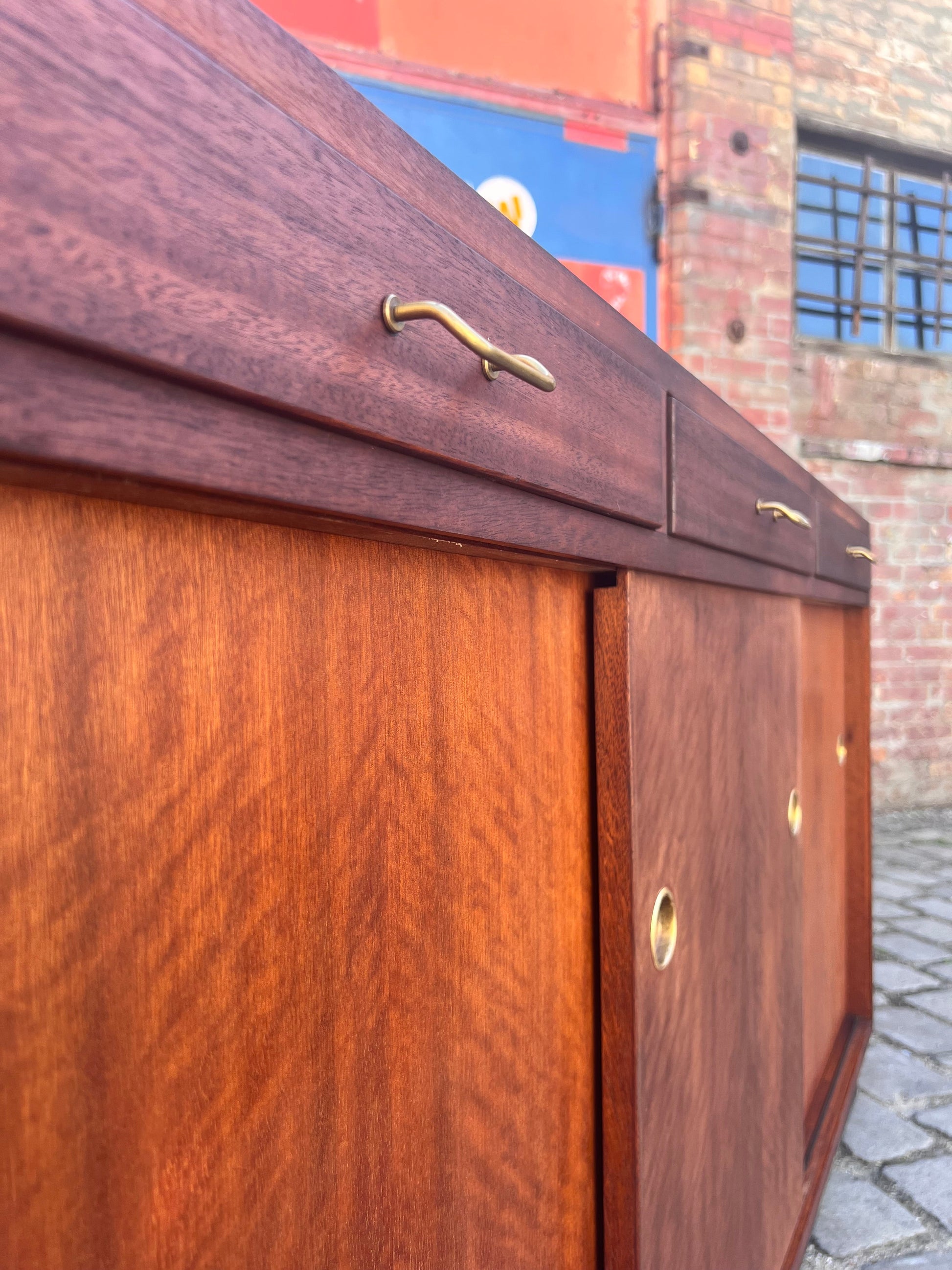 Vintage Schuhschrank Teak mit Messinggriffen aus Dänemark
