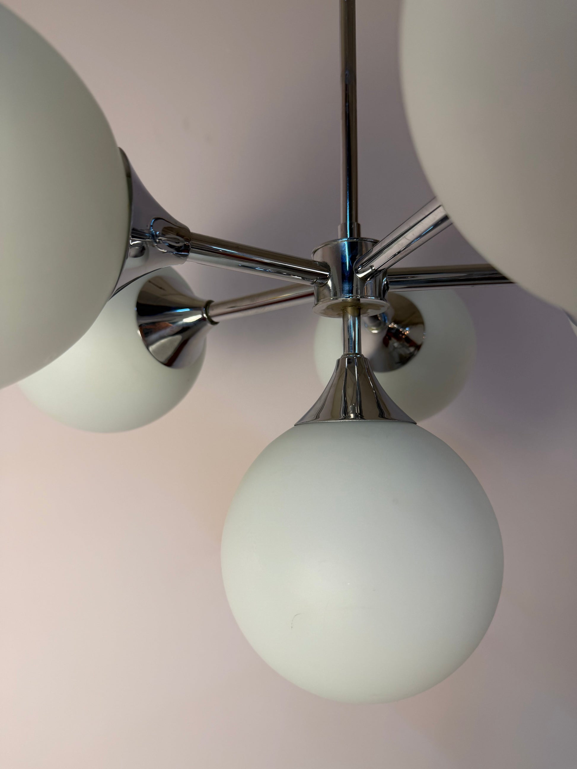 Vintage Sputnik Kronleuchter Chrom und Opalglas, 70er Jahre