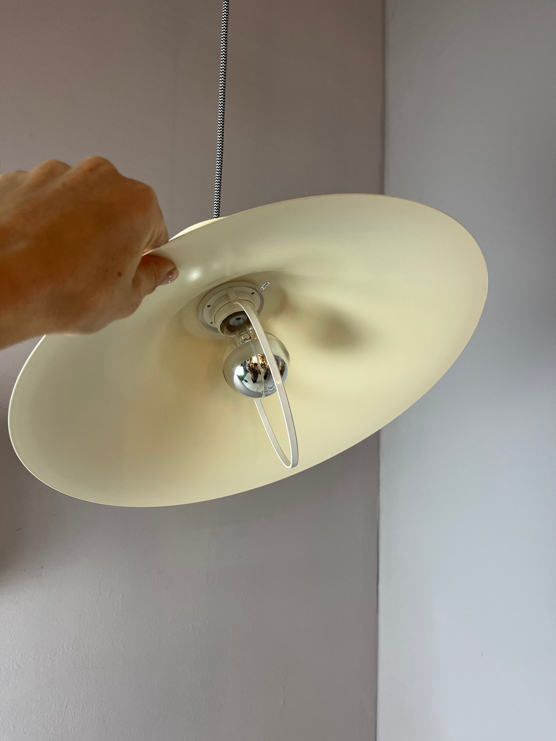 Vintage Hängelampe weiß aus Dänemark