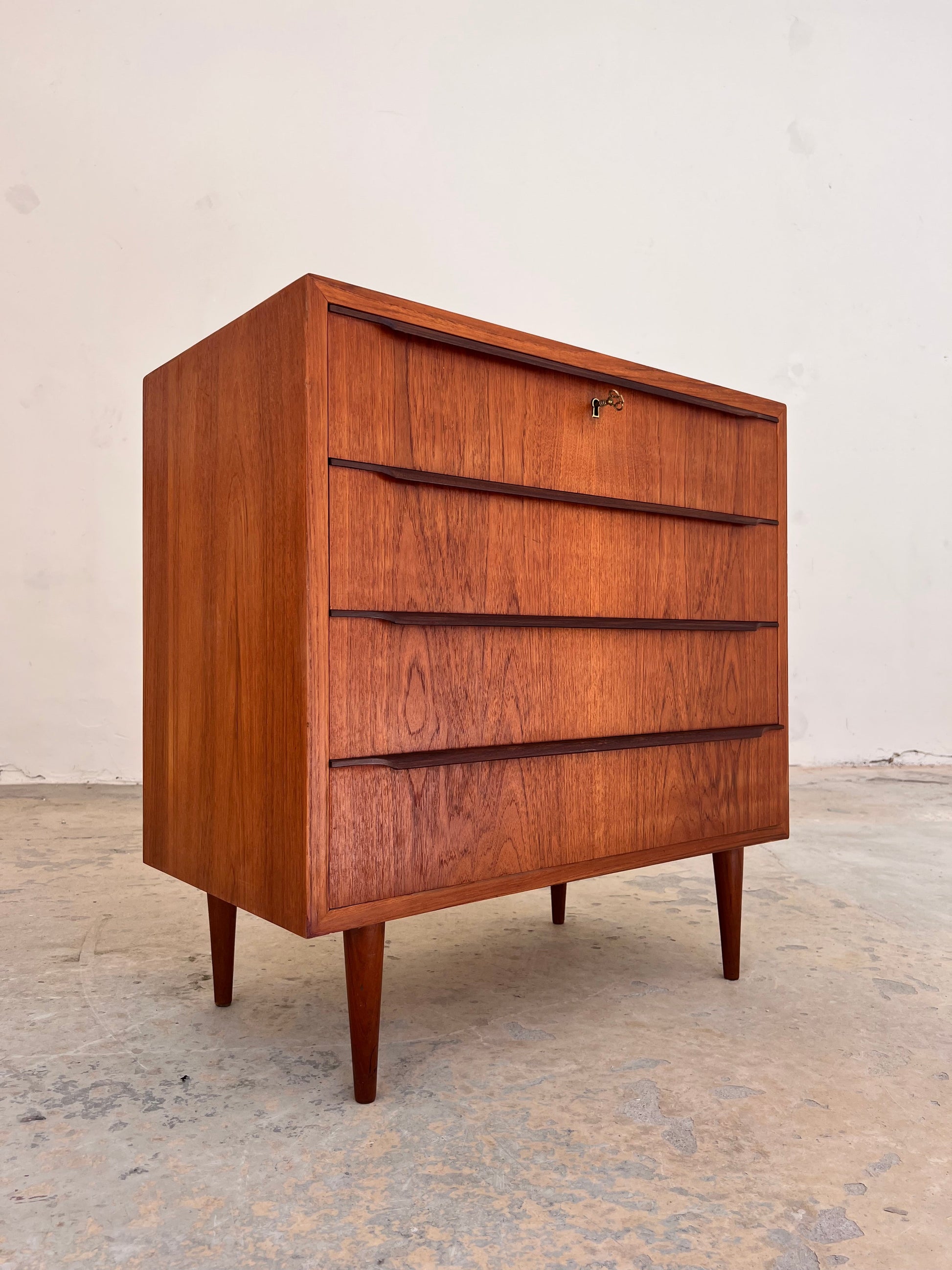 Vintage Kommode aus Teak mit durchgehenden Griffen und Schloss aus Dänemark