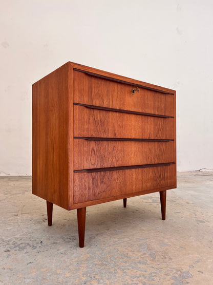 Vintage Kommode aus Teak mit durchgehenden Griffen und Schloss aus Dänemark