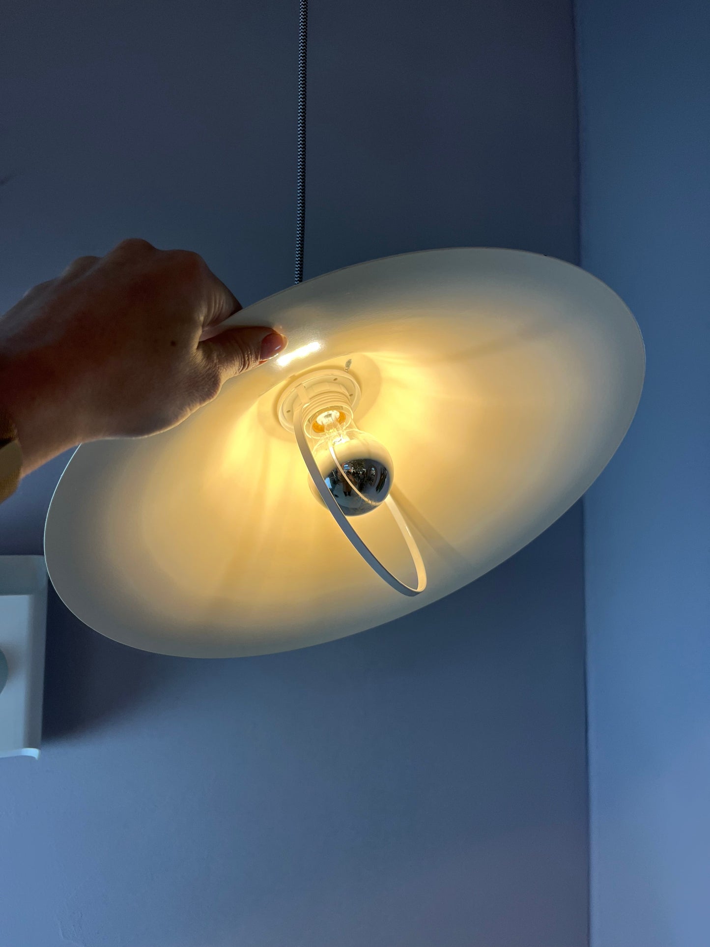 Vintage Hängelampe weiß aus Dänemark