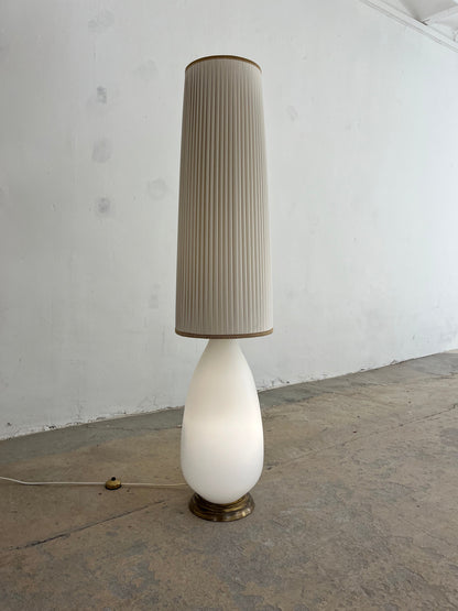 Vintage Stehlampe mit Opalglasfuß und Plisseeschirm