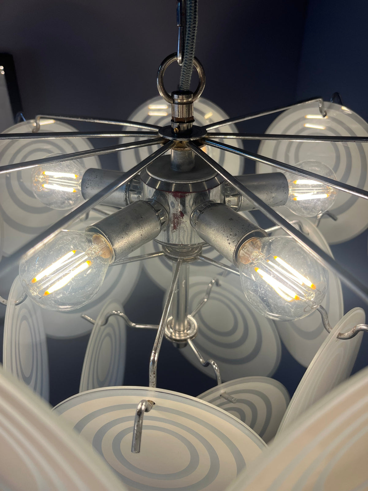Vintage Kronleuchter weiß silber mit Glasscheiben von Vistosi inspiriert