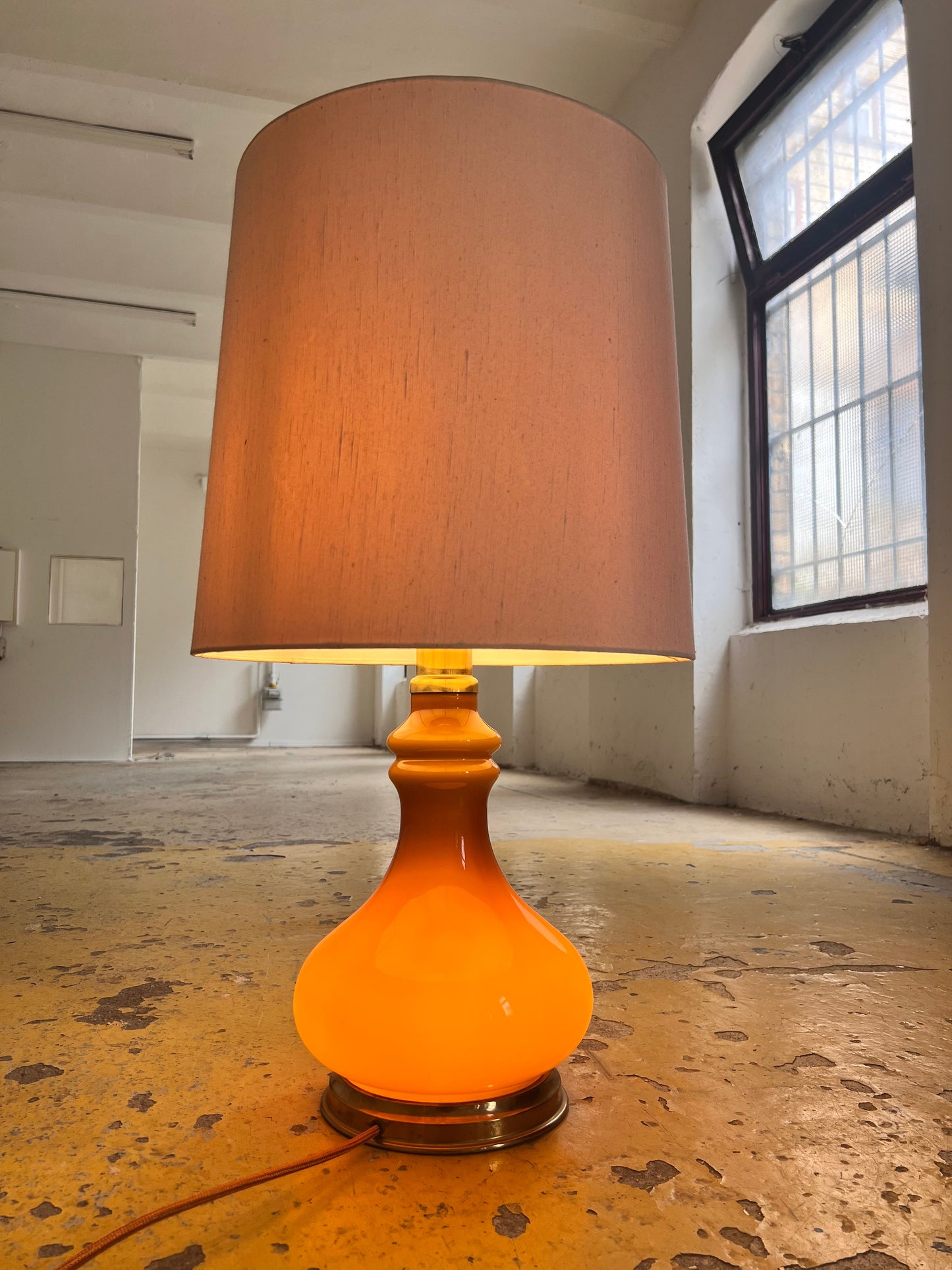 Hohe Tischlampe Glas und Seide