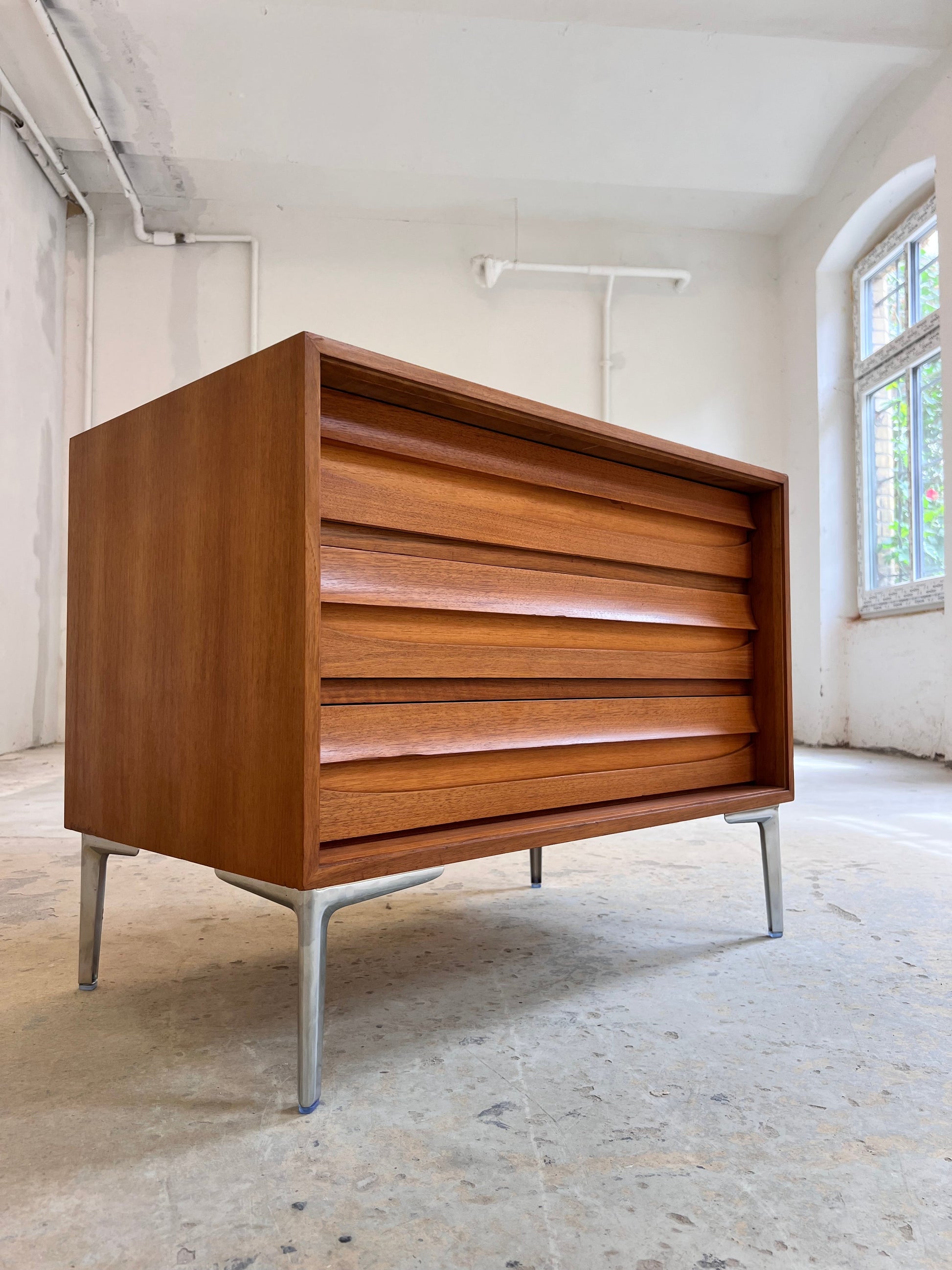Vintage Kommode Nussbaum mit Chromfüßen