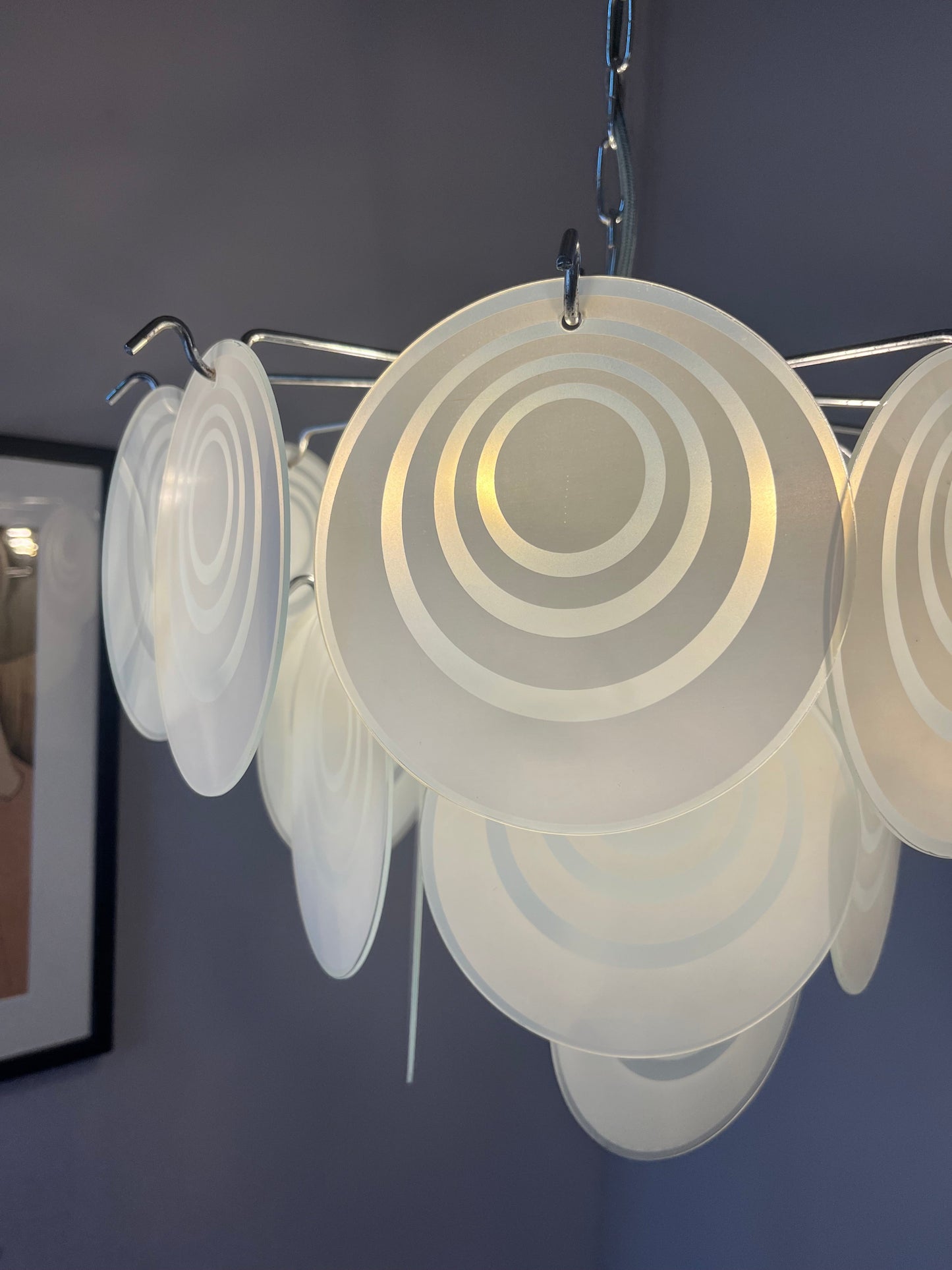 Vintage Kronleuchter weiß silber mit Glasscheiben von Vistosi inspiriert