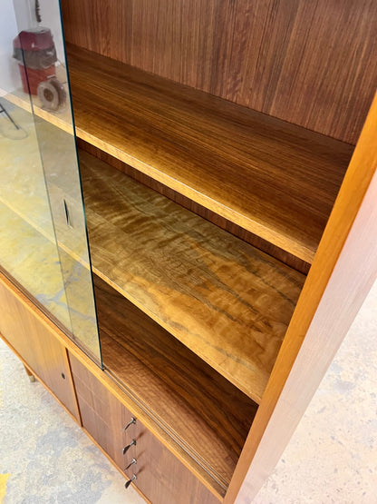 Vintage Vitrinenschrank von Deutsche Werkstätten Hellerau, Nussbaum, restauriert, Glasschiebetüren