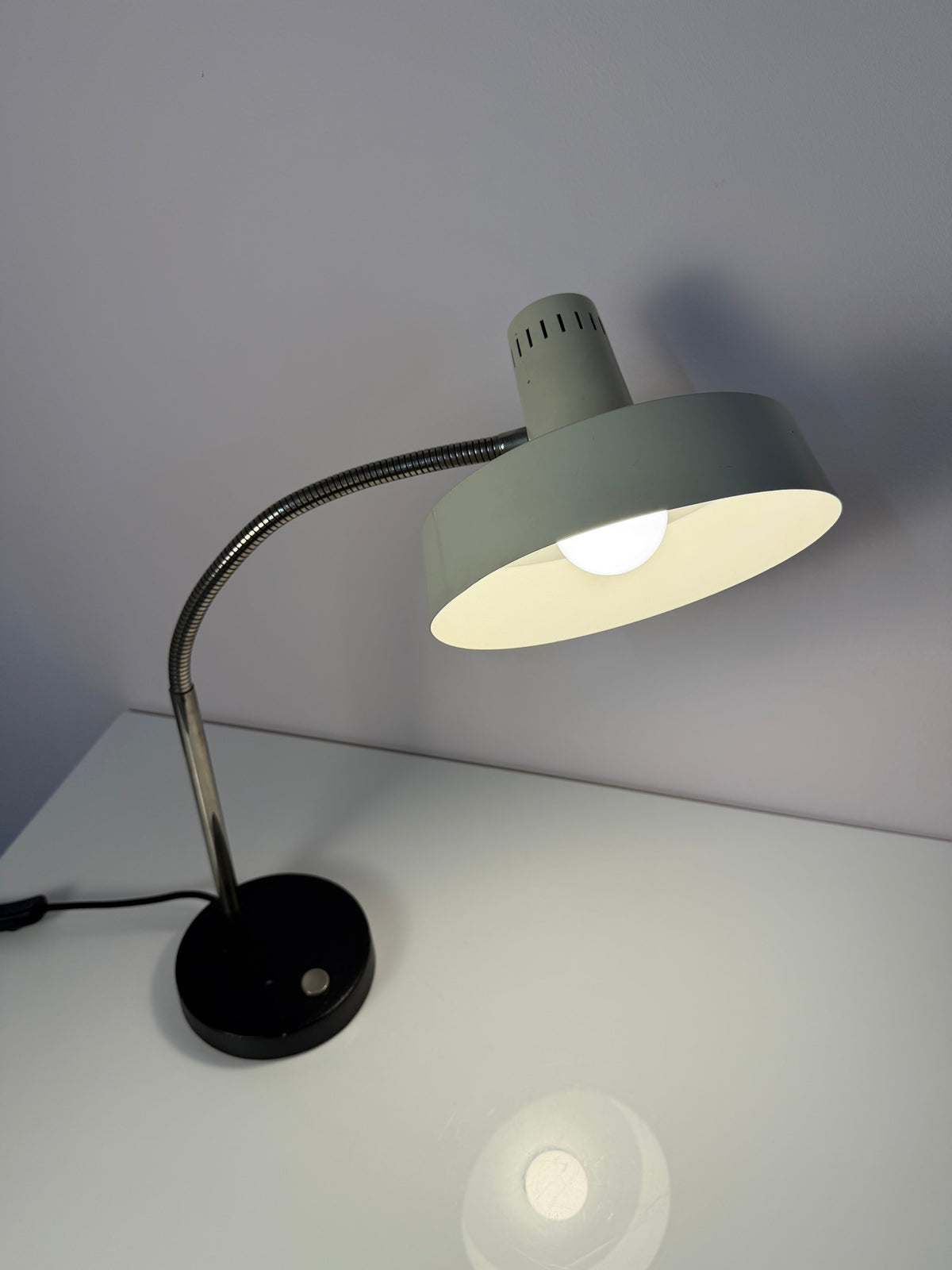 Vintage Schreibtischlampe altweiß mit beweglichem Arm, Deutschland 50er