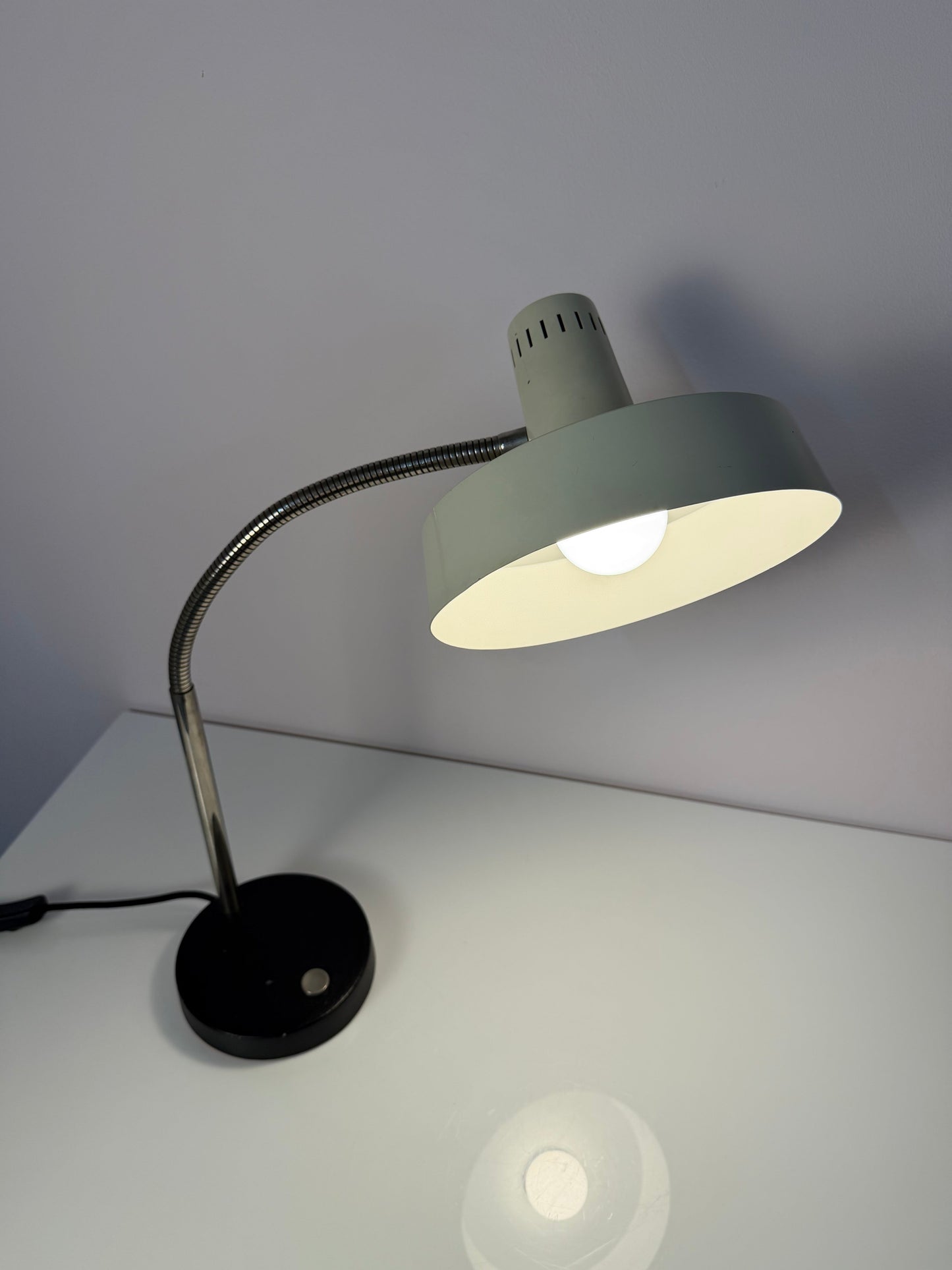 Vintage Schreibtischlampe altweiß mit beweglichem Arm, Deutschland 50er
