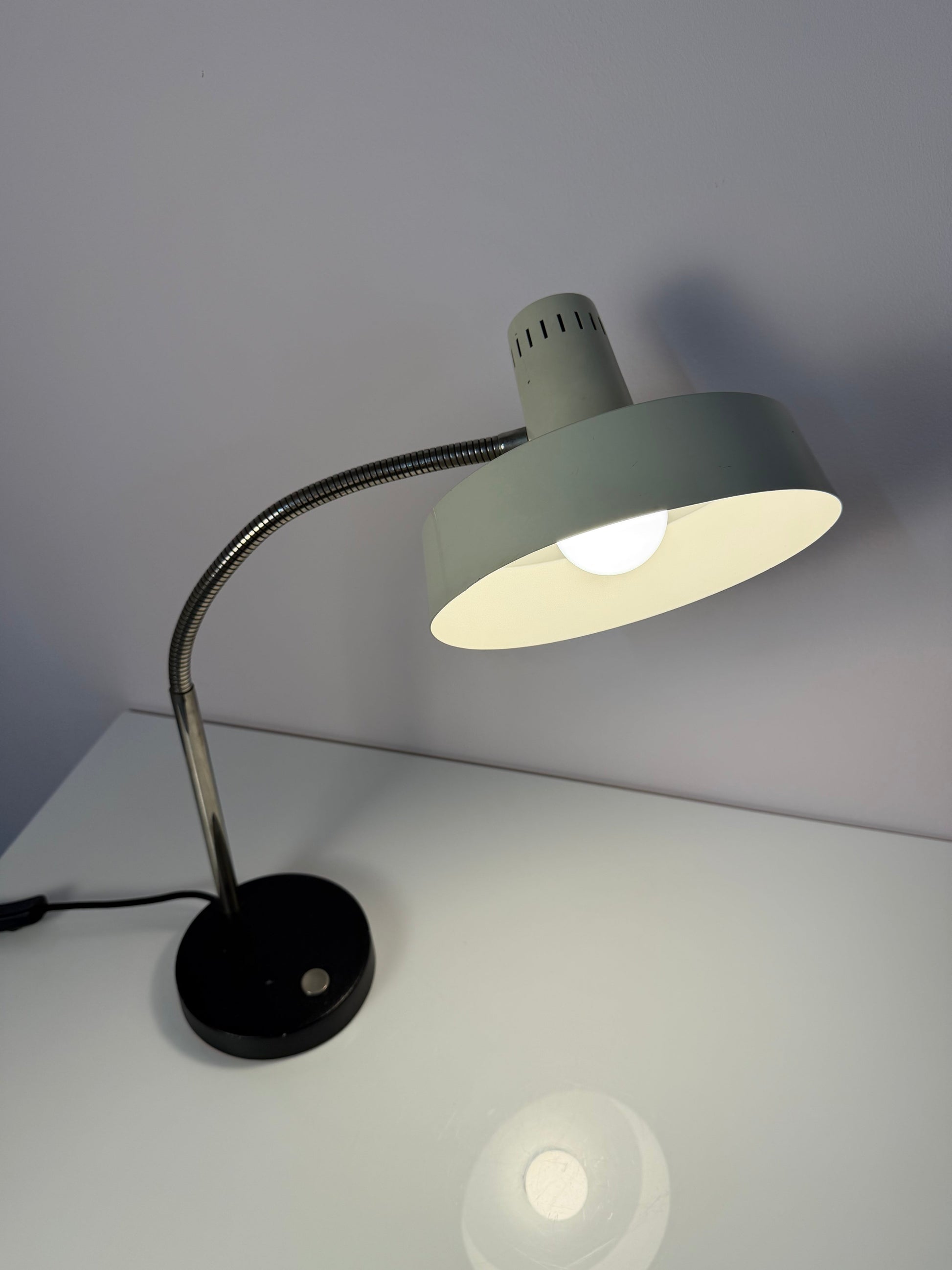 Vintage Schreibtischlampe altweiß mit beweglichem Arm, Deutschland 50er