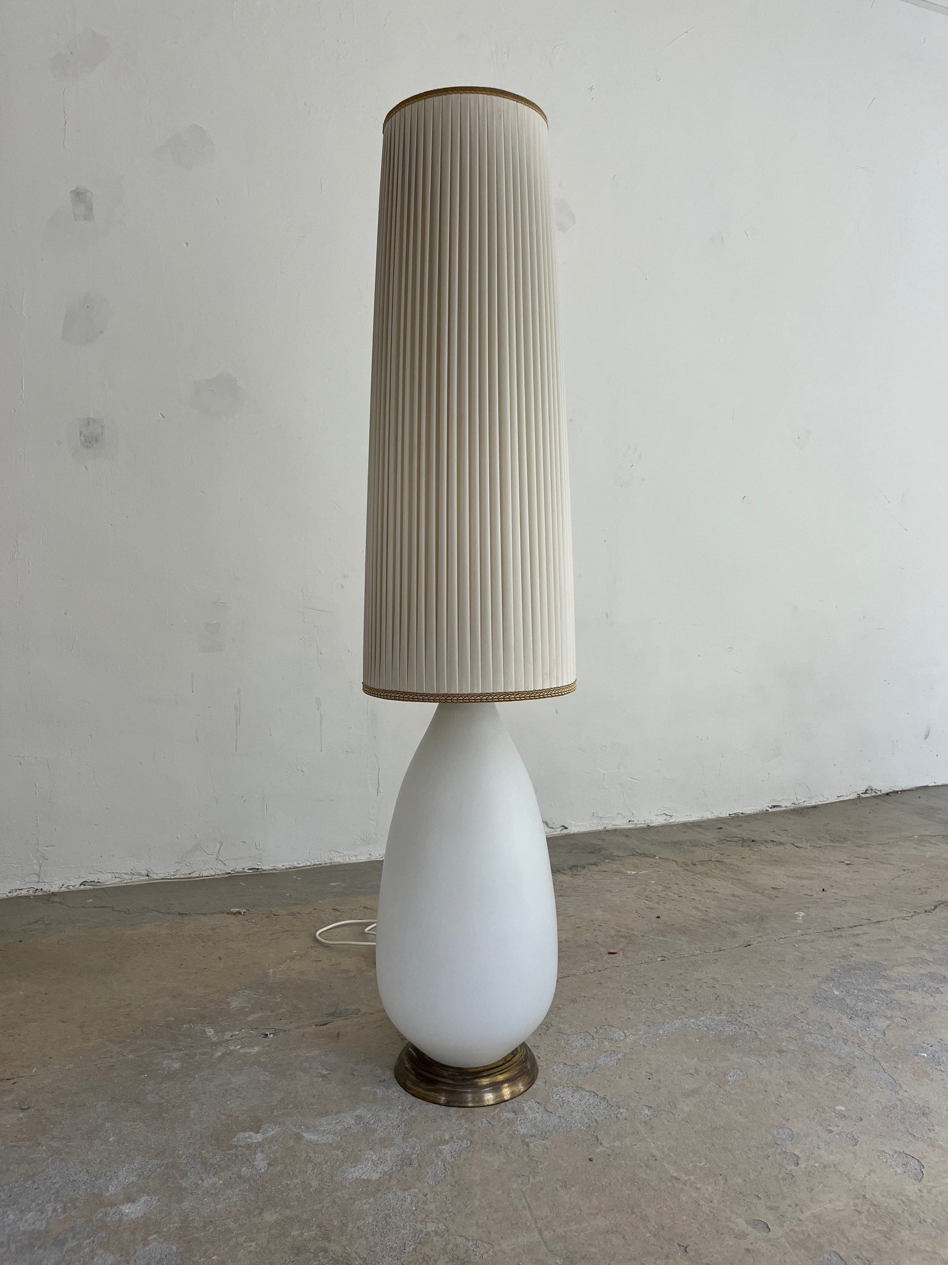 Vintage Stehlampe mit Opalglasfuß und Plisseeschirm