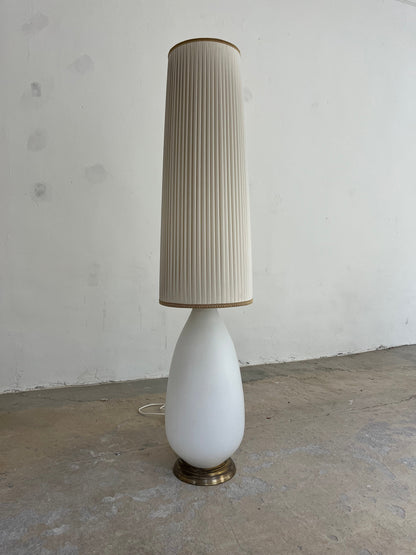 Vintage Stehlampe mit Opalglasfuß und Plisseeschirm