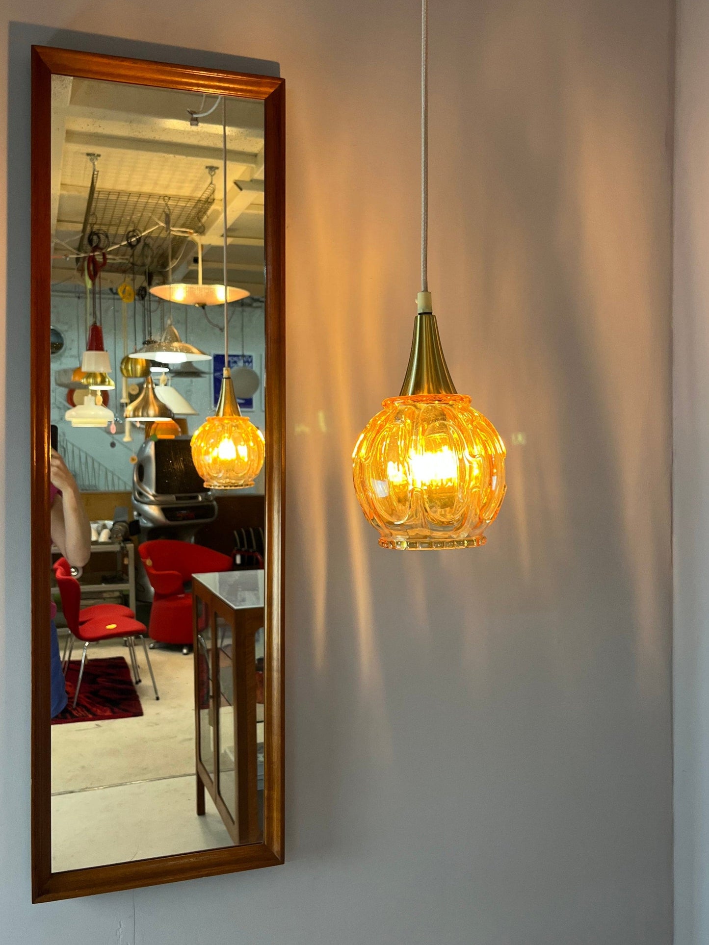 Lampe suspendue vintage en verre jaune doré avec laiton