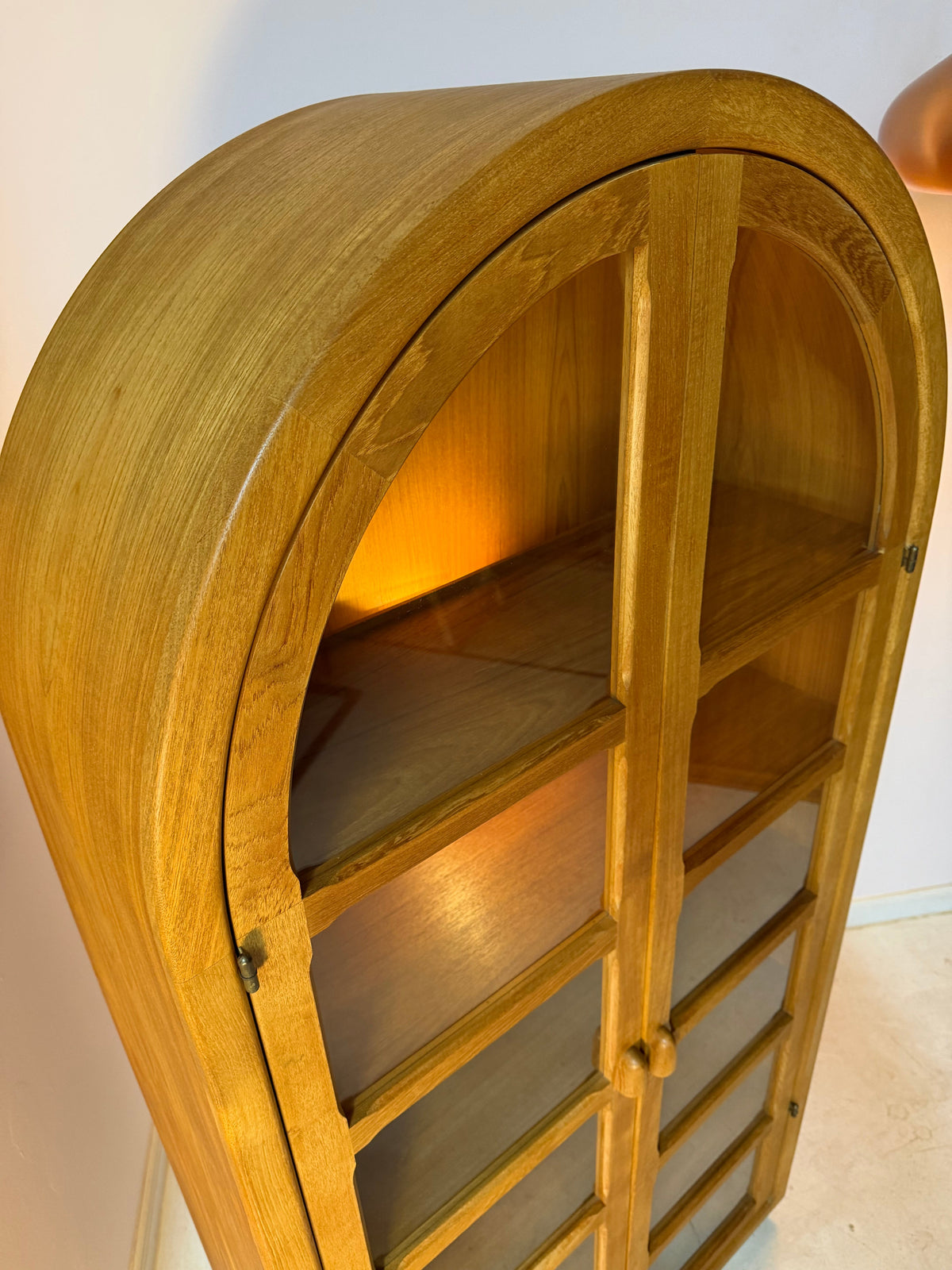 Vintage Rundbogen Vitrine Teak mit Beleuchtung von Dyrlund
