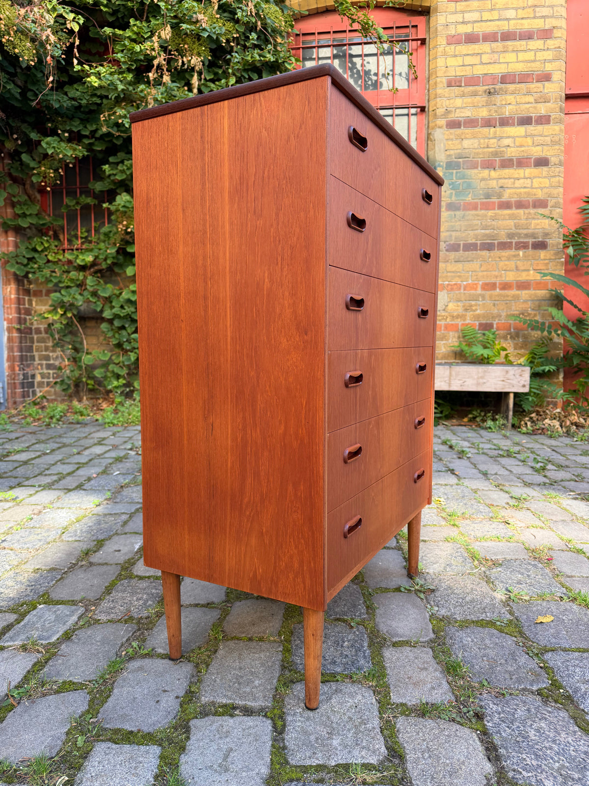 Kommode Teak mit Griffmulden von Kværndrup Møbelfabrik