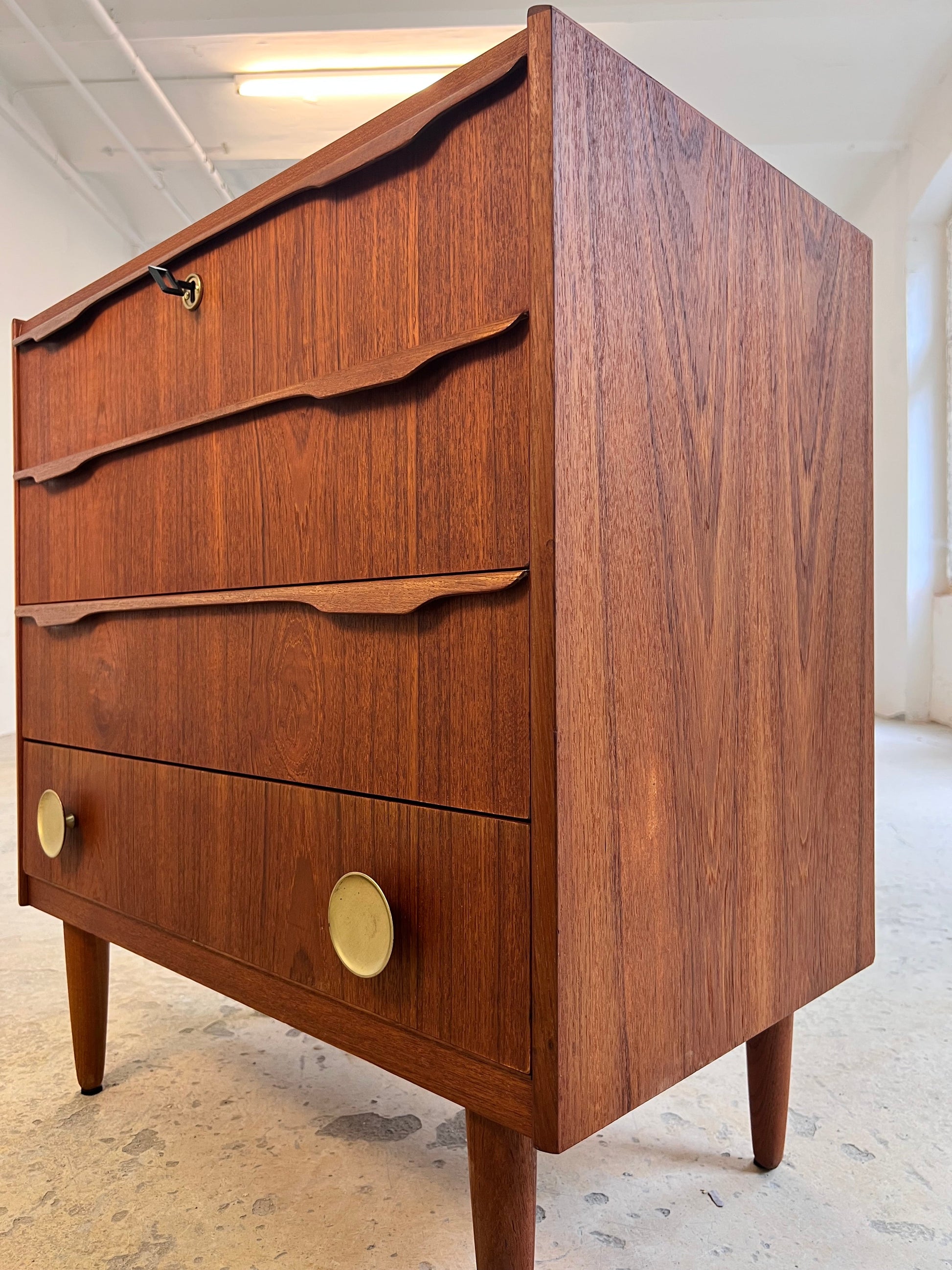 Vintage Kommode aus Dänemark, Teak, Holz und Messinggriffe, Schloss