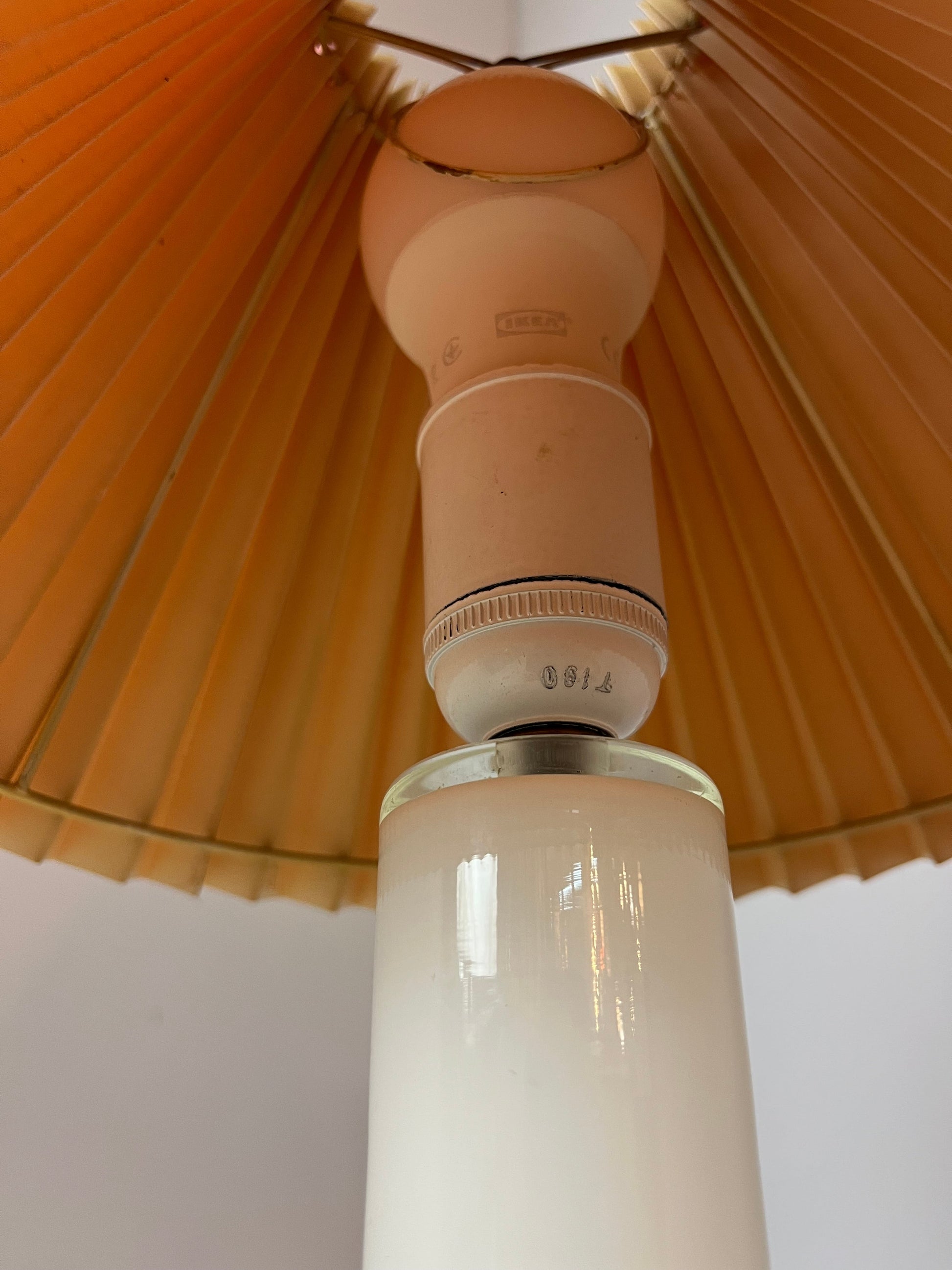 Tischlampe weiß Glas mit rosa Schirm