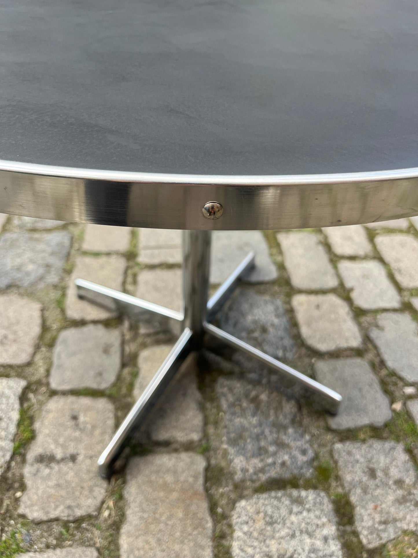 Table basse en linoléum noir chromé par Mauser
