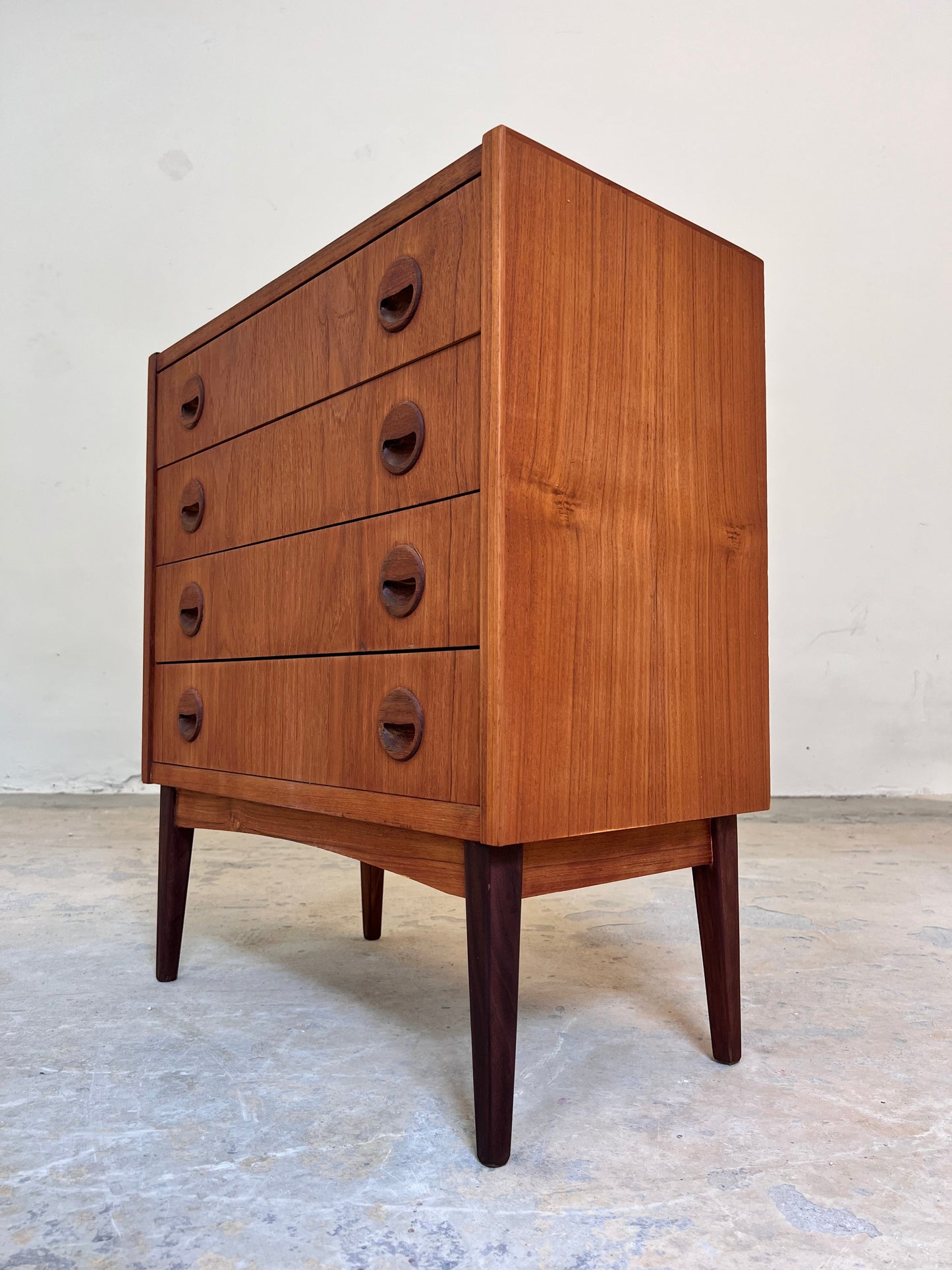 Vintage Kommode Teak mit runden Griffmulden aus Dänemark