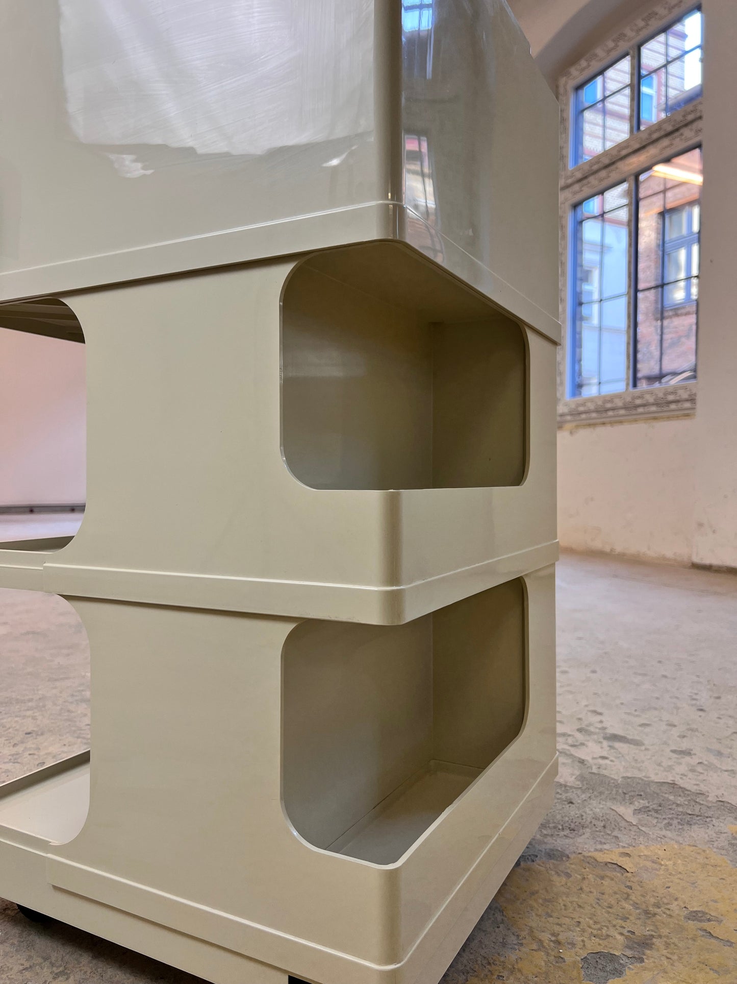 Vintage Rollwagen Stile von Giovanni Pelis für Neolt, cremeweiß, Schloss mit Schlüssel