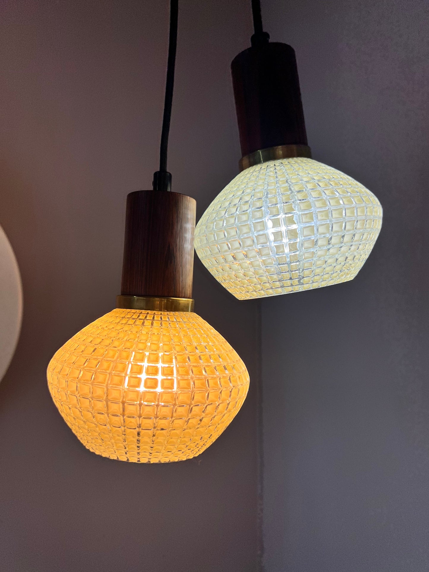 Lampe suspendue vintage en verre structuré et teck du Danemark