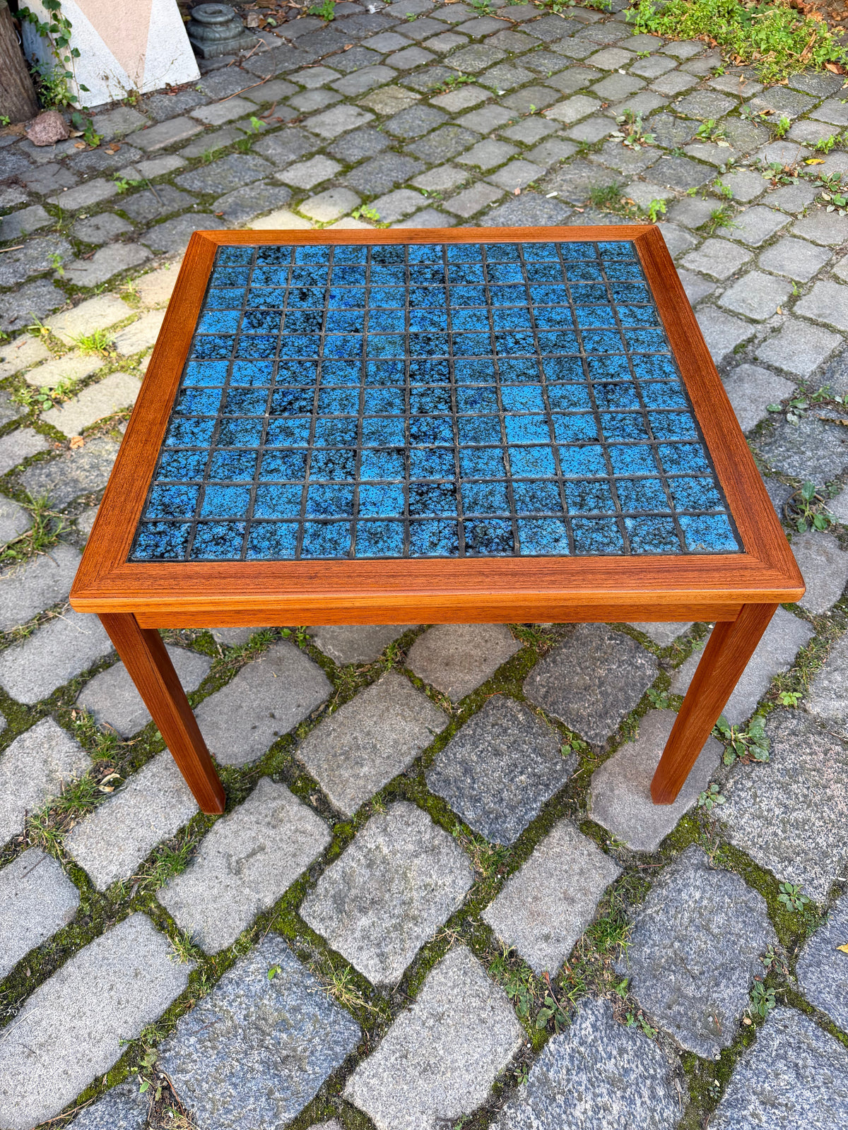 Quadratischer Beistelltisch Teak mit blauen Fliesen, Dänemark