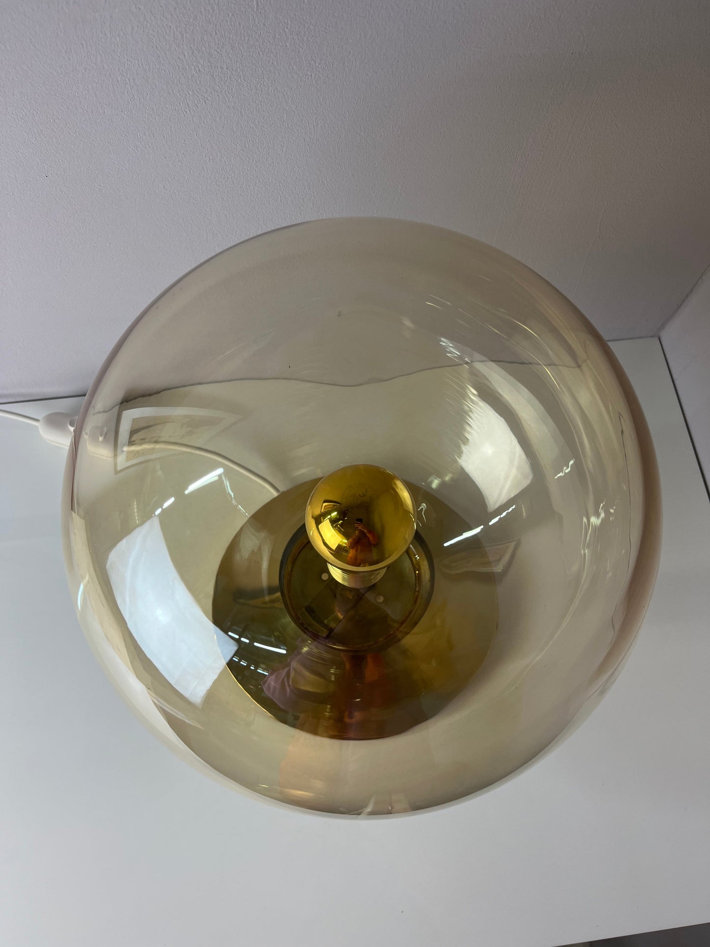 Vintage Tischlampe mit Glaskugel und Messingfuß