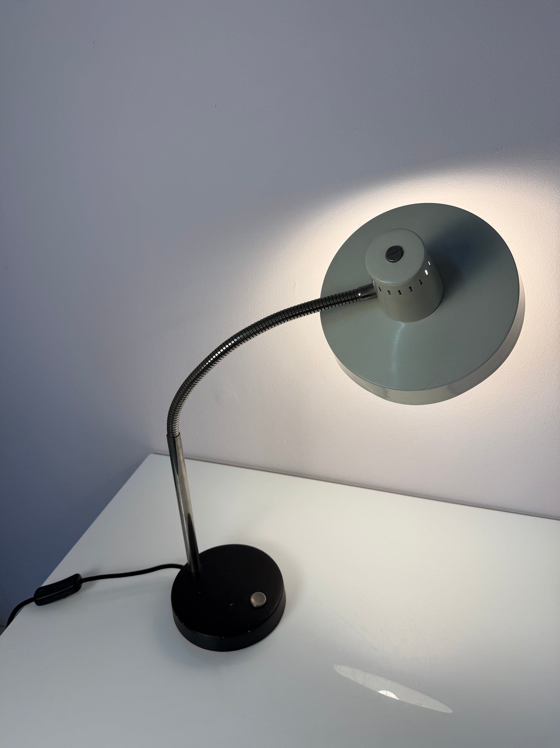 Vintage Schreibtischlampe altweiß mit beweglichem Arm, Deutschland 50er