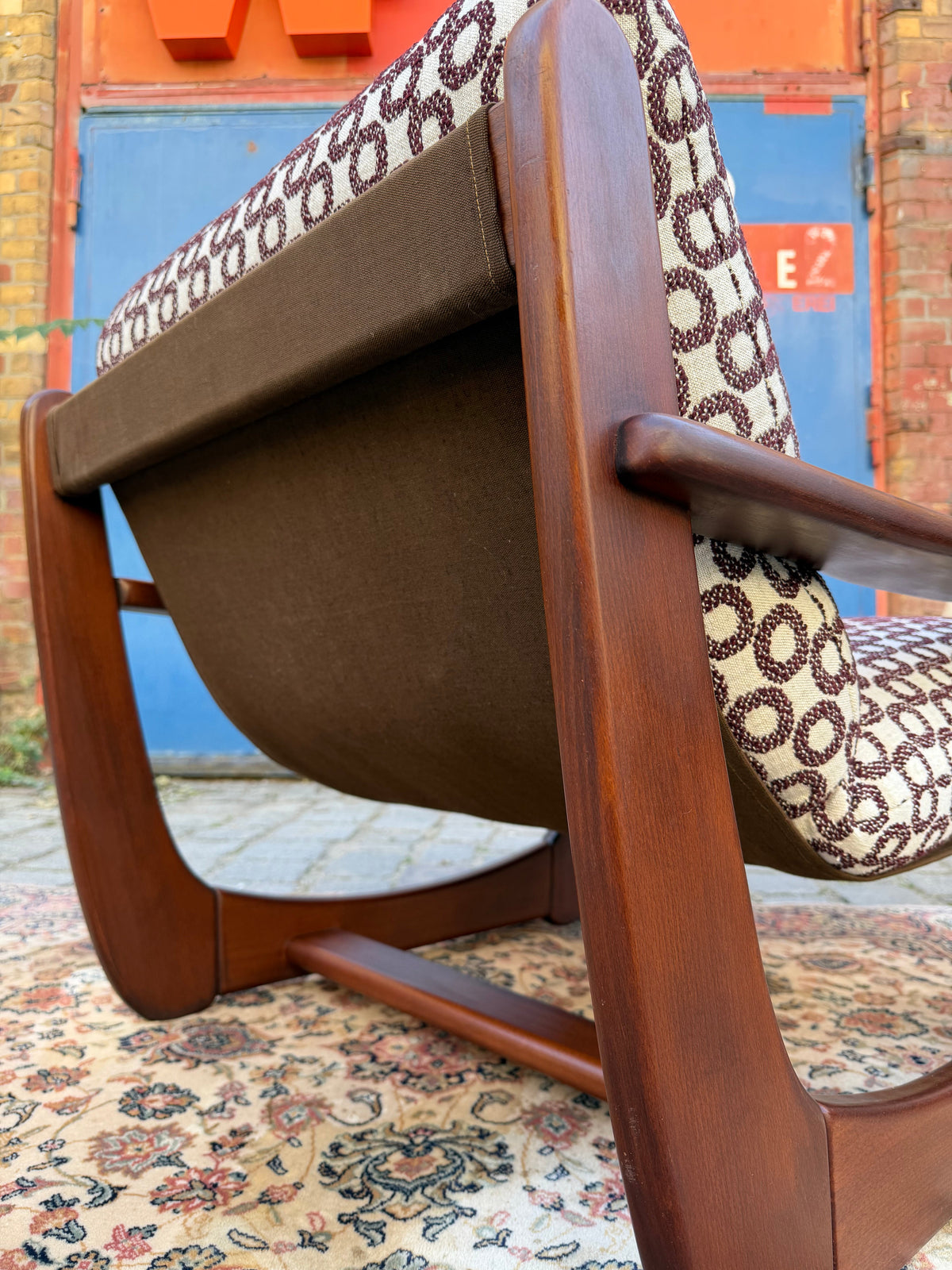 Sessel Mahagoni Brutalismus mit aubergine Kreismuster
