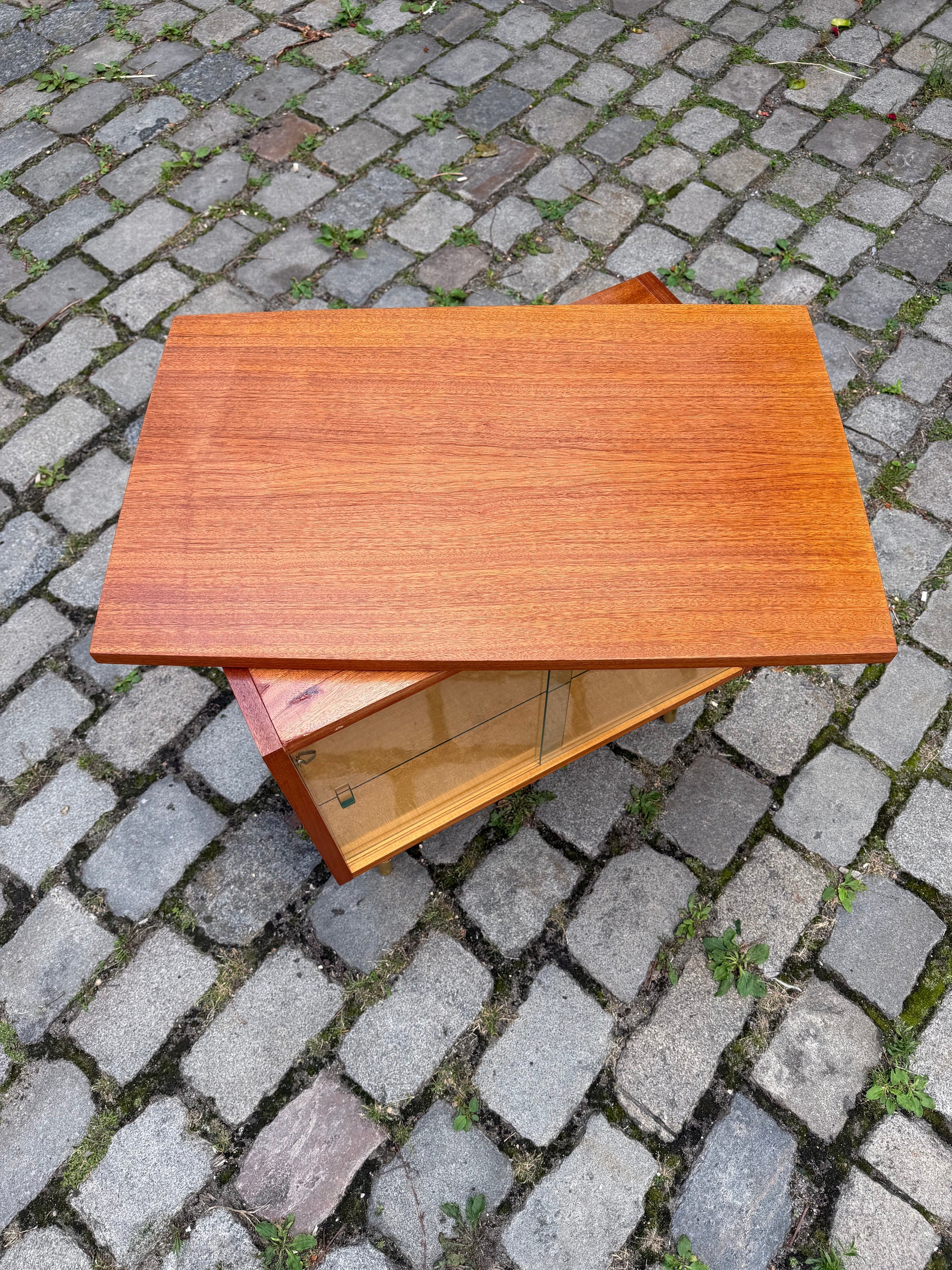 Vintage Fernsehvitrine Sapelli-Mahagoni mit Drehplatte, 60er Jahre