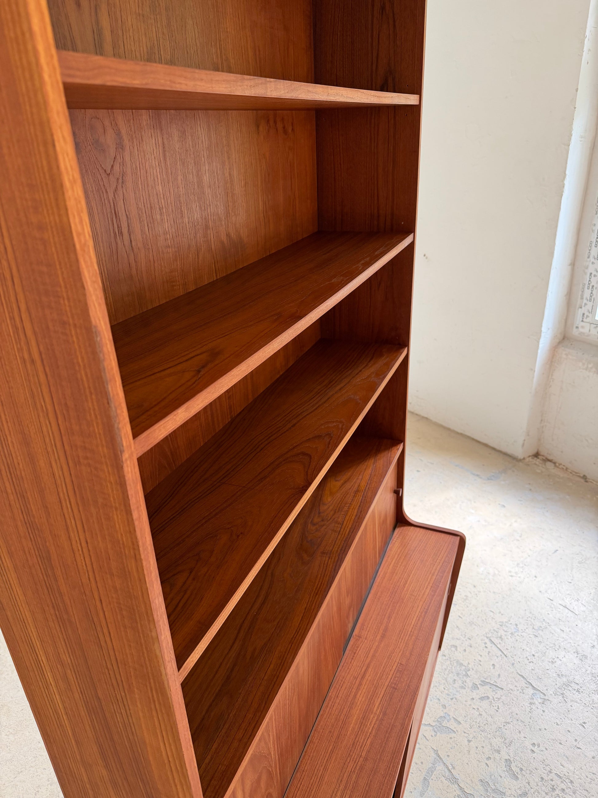 Vintage Bücherregal Teak mit Schiebetüren, Dänemark 50er Jahre