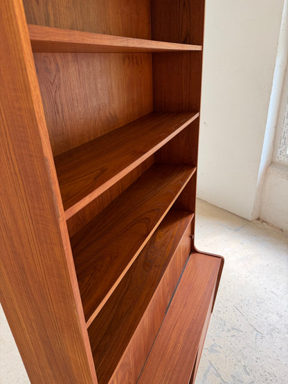 Vintage Bücherregal Teak mit Schiebetüren, Dänemark 50er Jahre