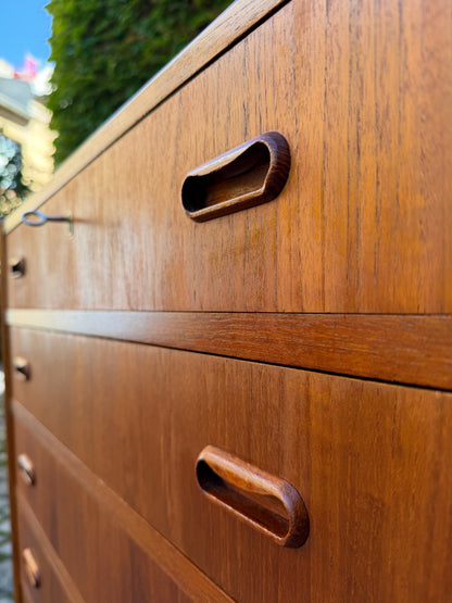 Teak Kommode mit Griffmulden und Schloss aus Dänemark