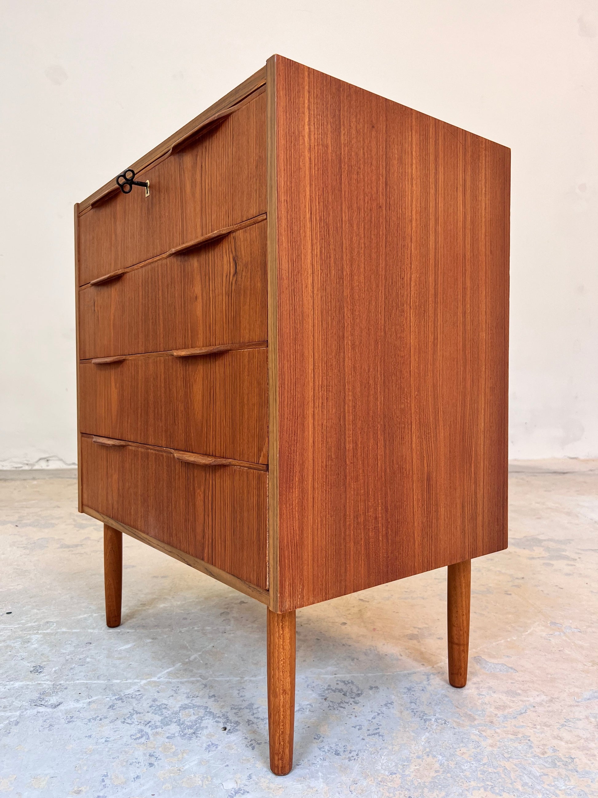 Vintage Kommode Teak mit Schloss aus Dänemark