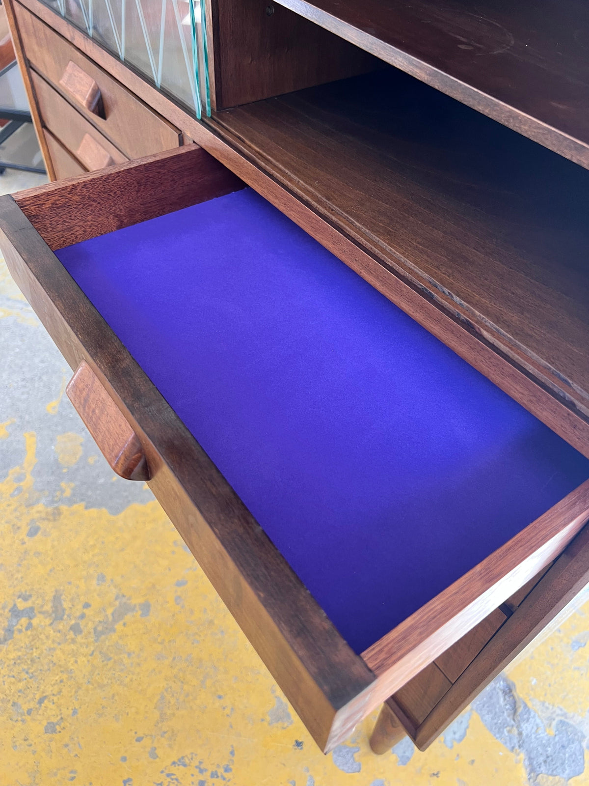 Vintage Vitrinenschrank aus Teak aus Dänemark, refurbished, Nussbaum, Braun, Glas