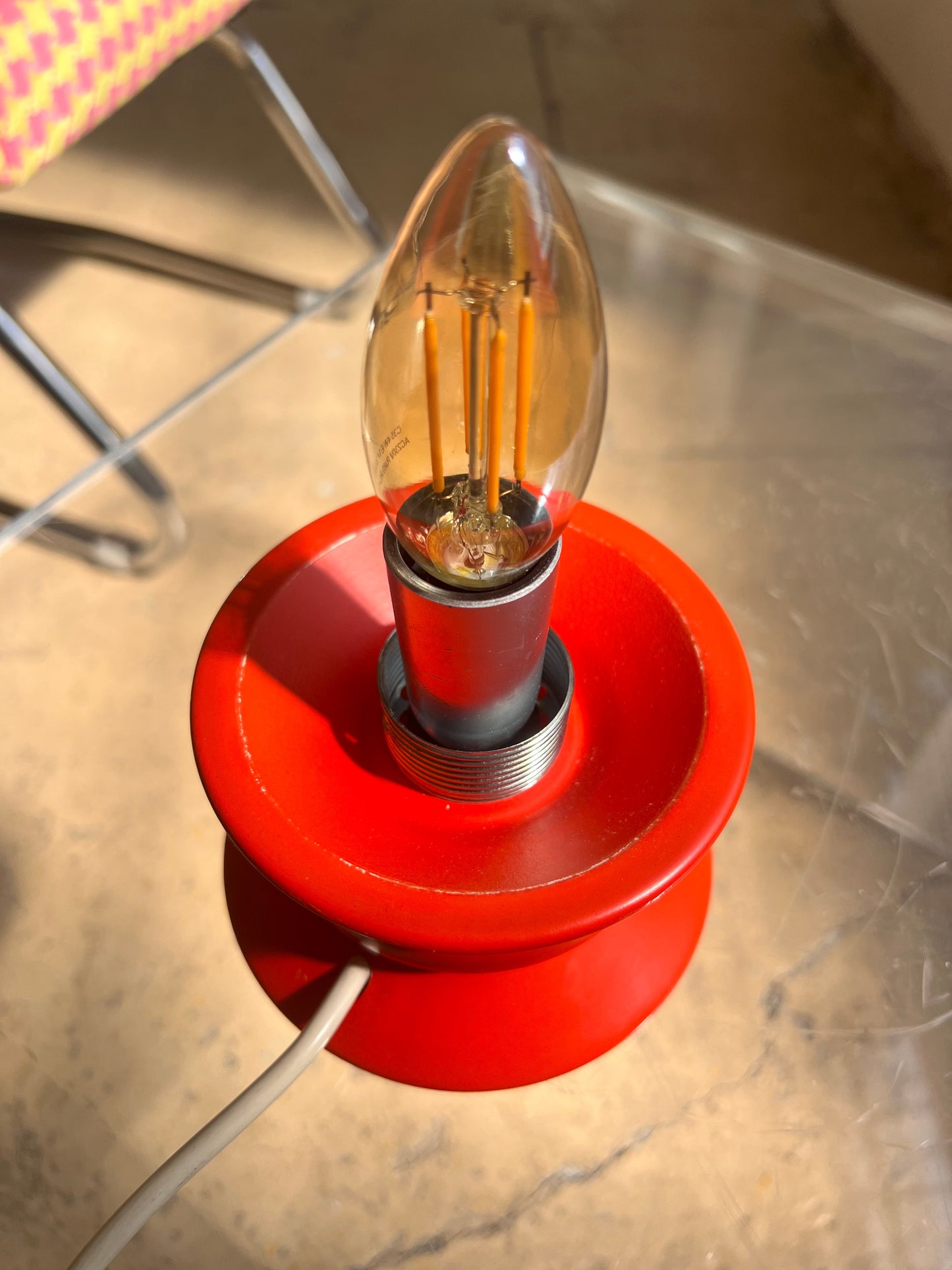 Lampe de table vintage en verre opale rouge par Temde