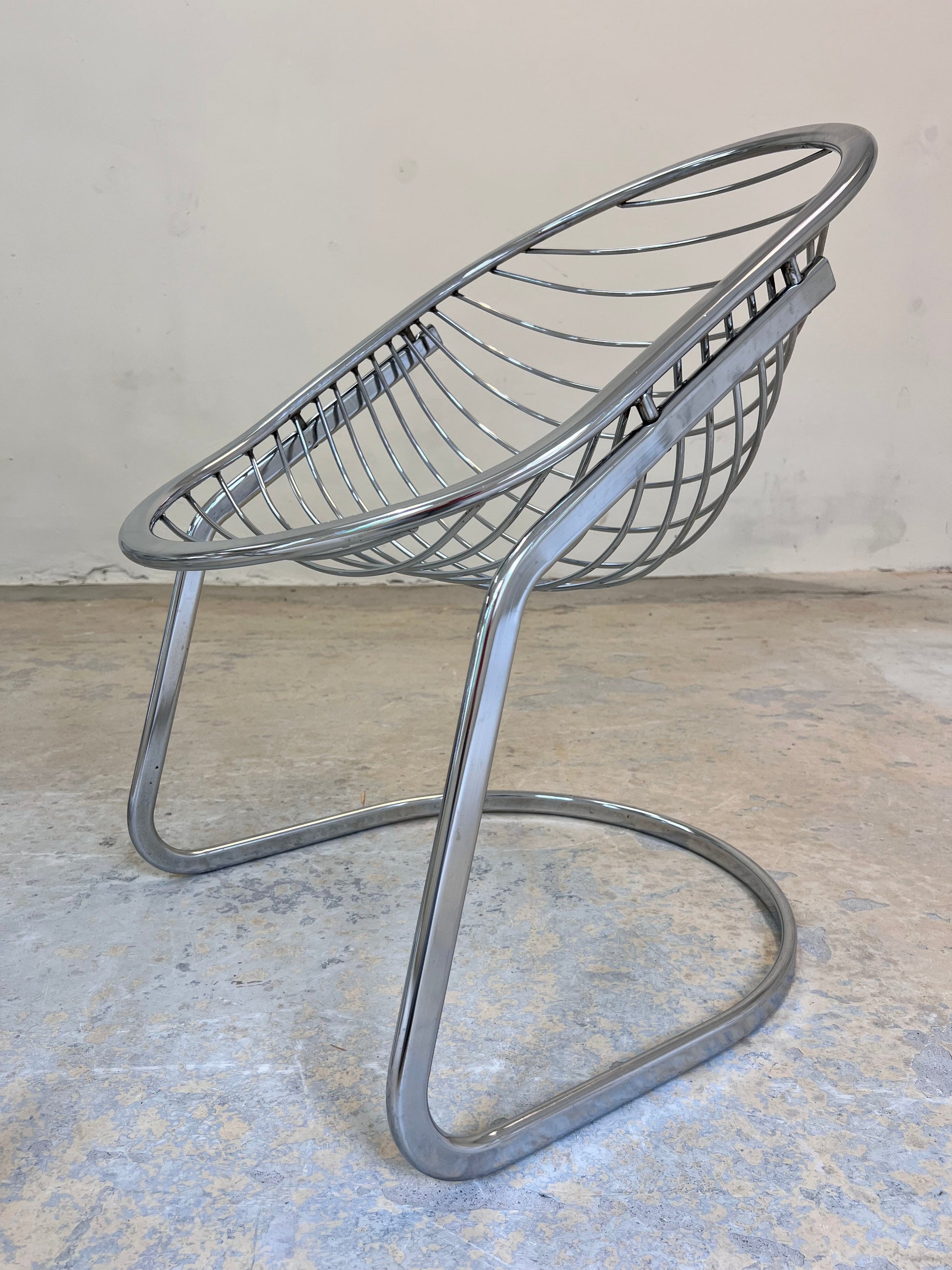 Vintage Freischwinger "Egg Chair" von Gastone Rinaldi mit Fell