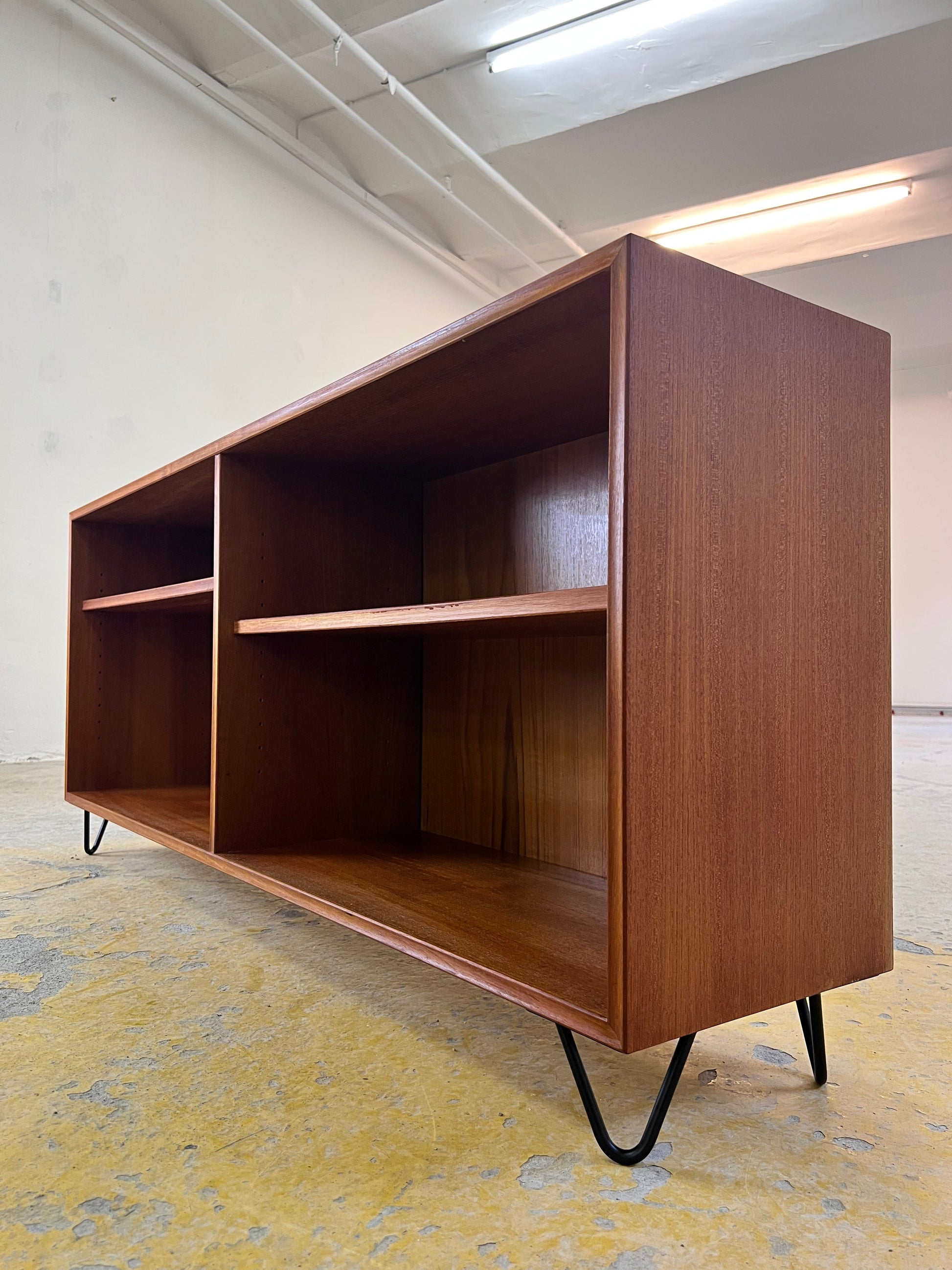 Vintage Regal Teak auf Hairpinlegs von rt Möbel