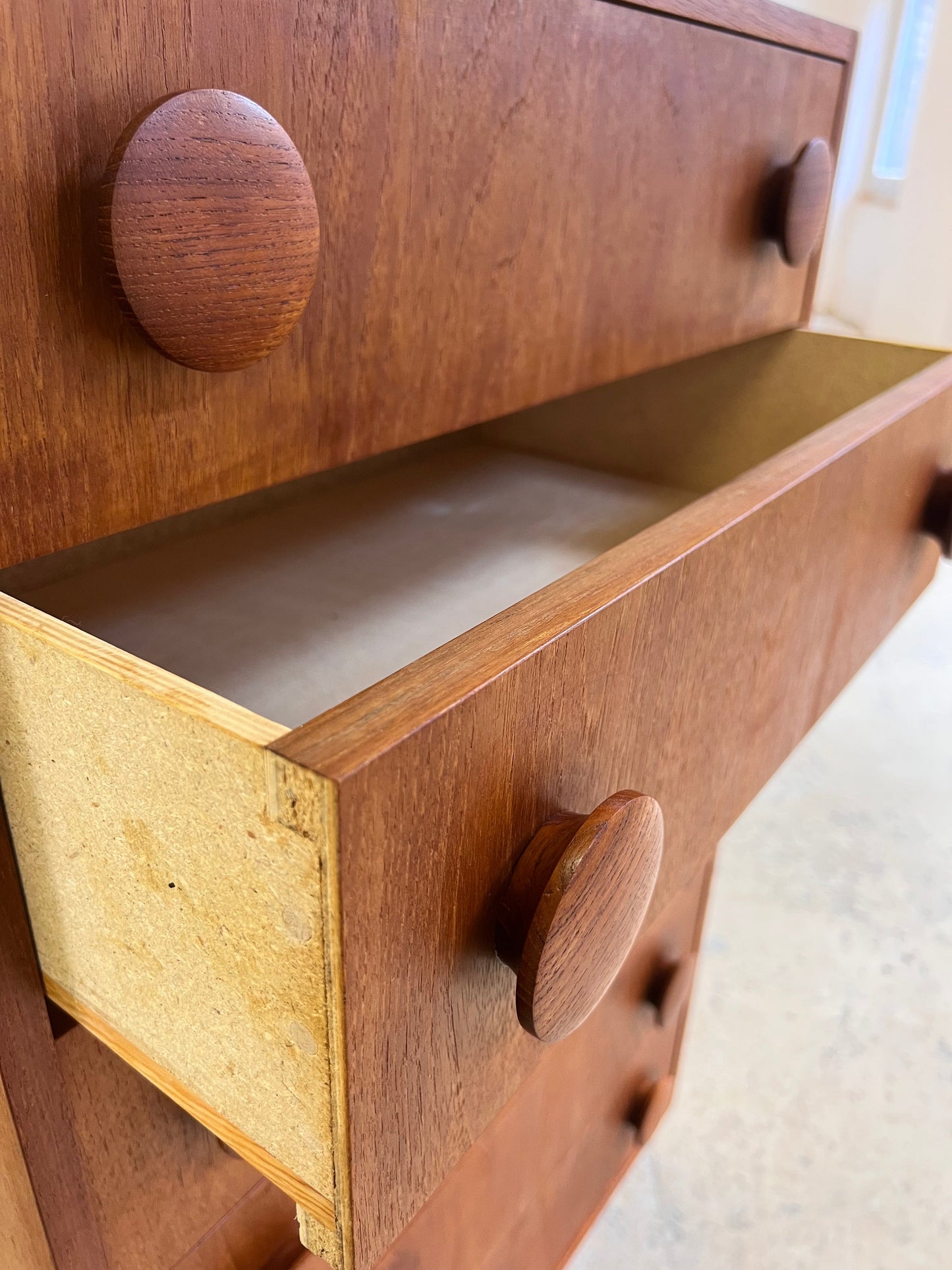 Vintage Kommode Teak mit runden Griffen aus Dänemark