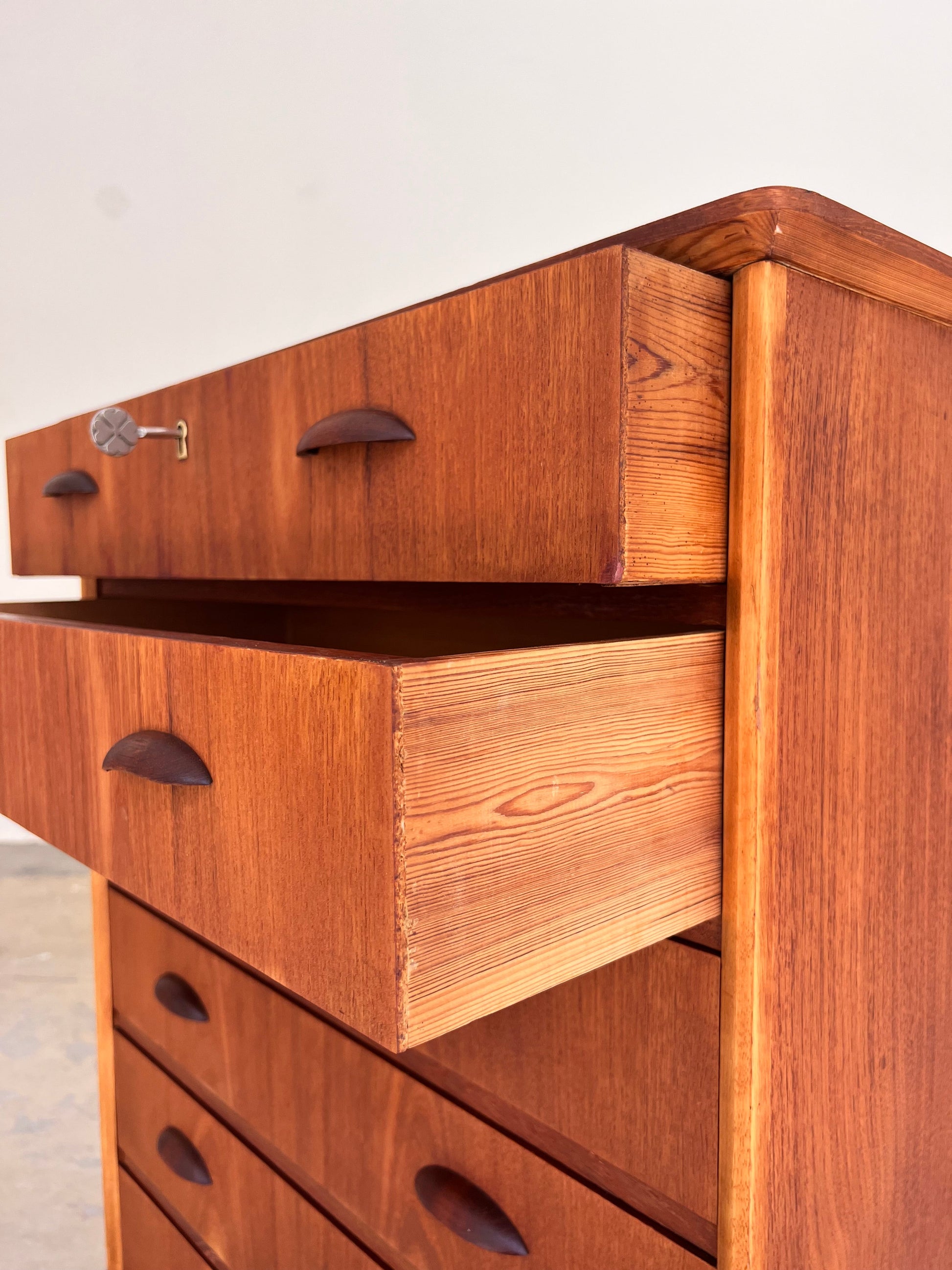 Vintage Kommode Teak mit Muschelgriffen und Schloss aus Dänemark