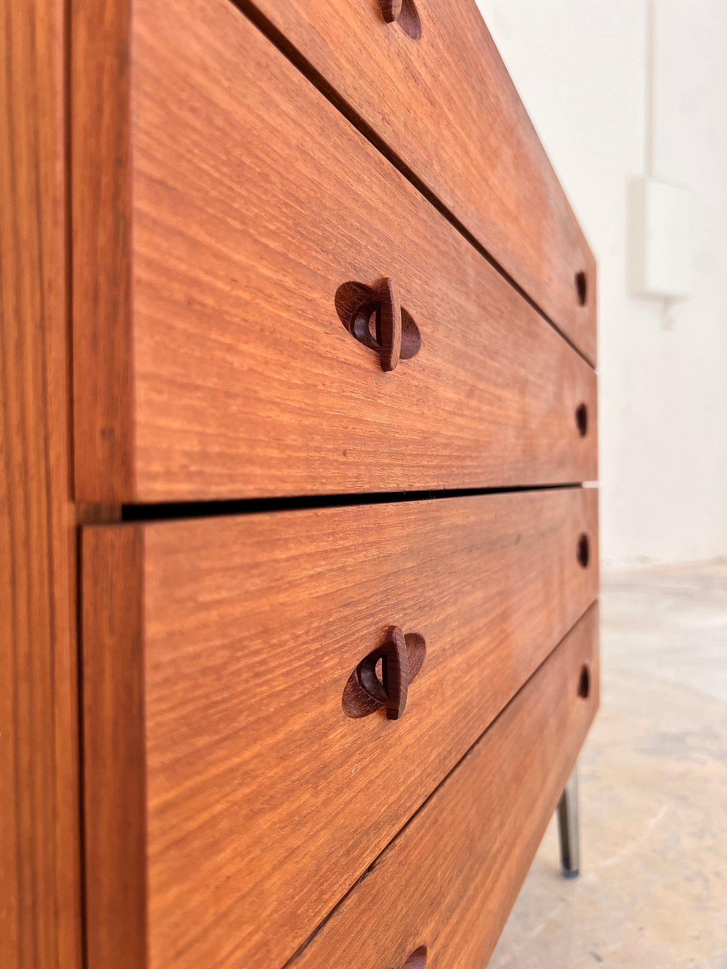 Vintage Kommode aus Teak mit neuen Chromfüßen von H. W. Klein für Bramin